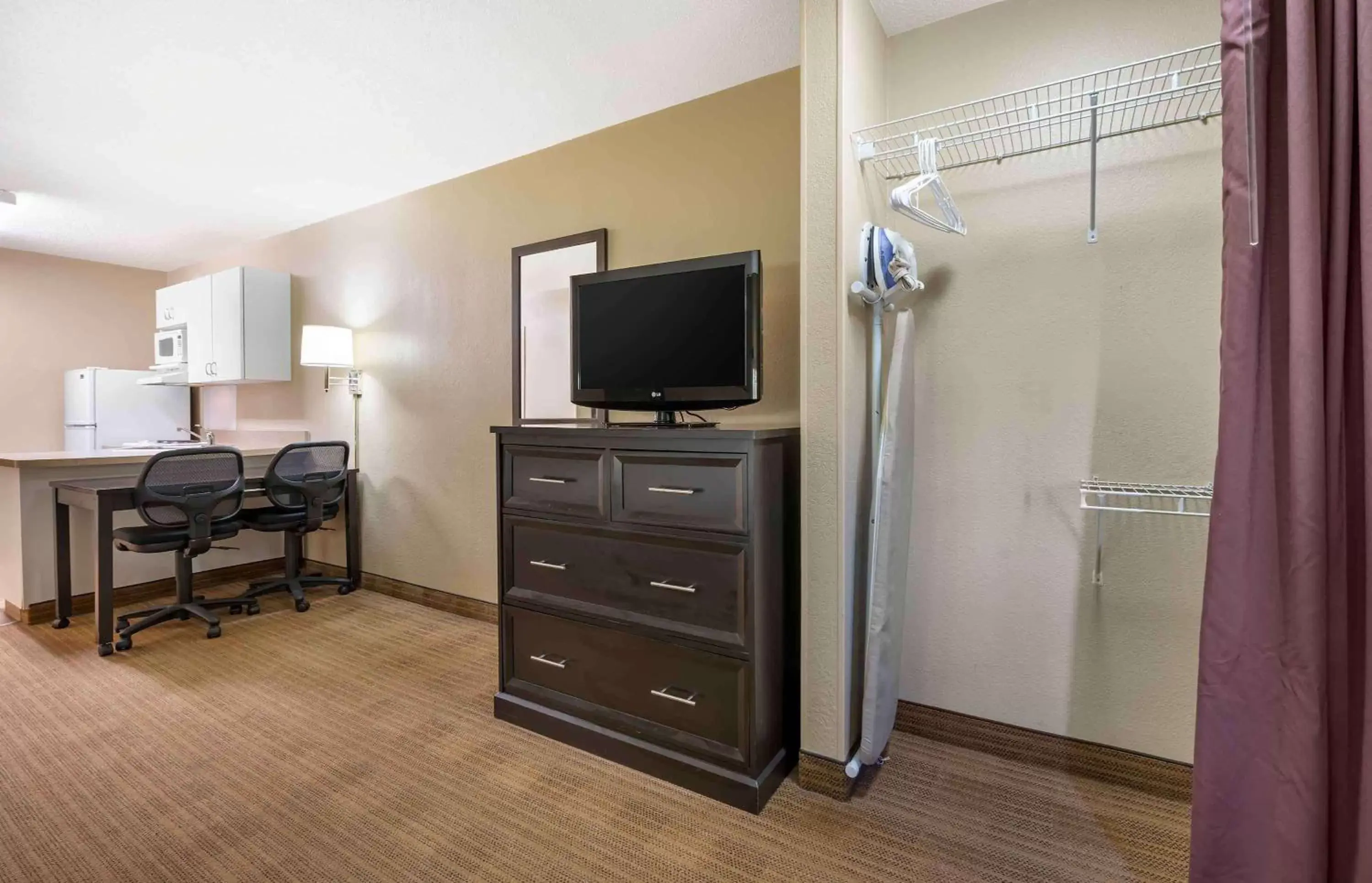 Bedroom, TV/Entertainment Center in Extended Stay America Suites - Fort Wayne - South