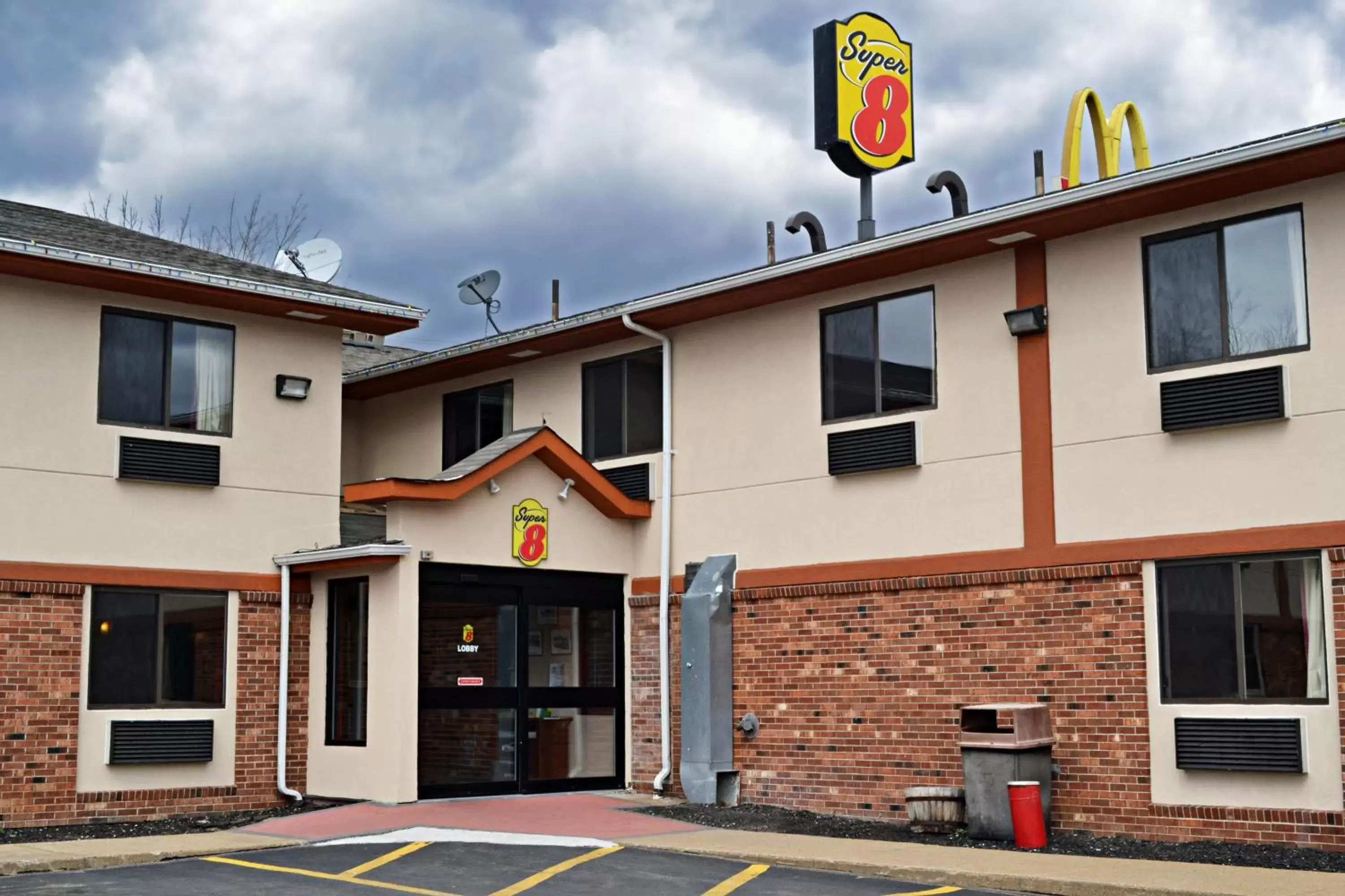 Property building in Super 8 by Wyndham Tilton/Lake Winnipesaukee Property building in Super 8 by Wyndham Tilton/Lake Winnipesaukee