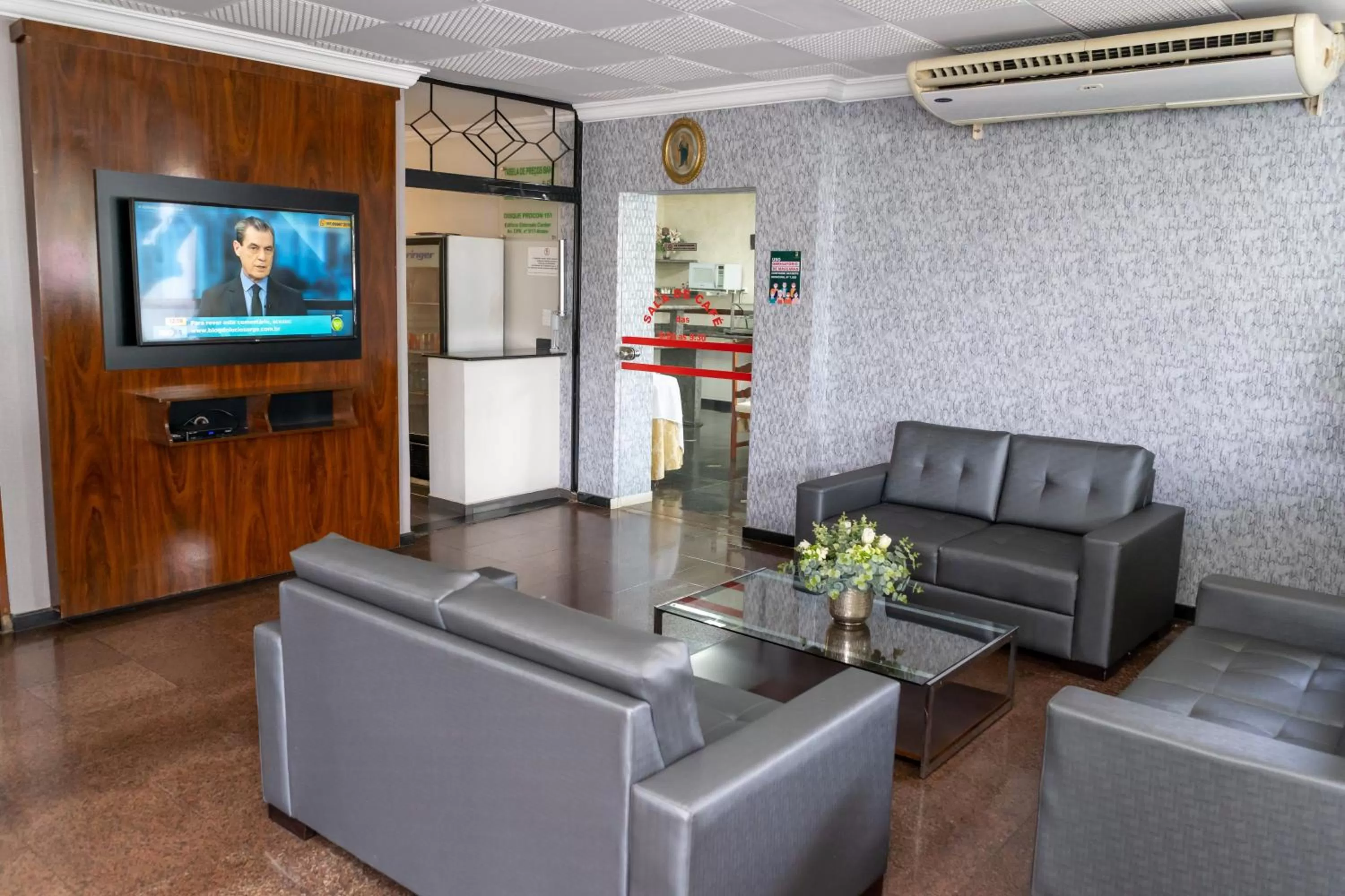 Communal lounge/ TV room in Bandeirantes Hotel