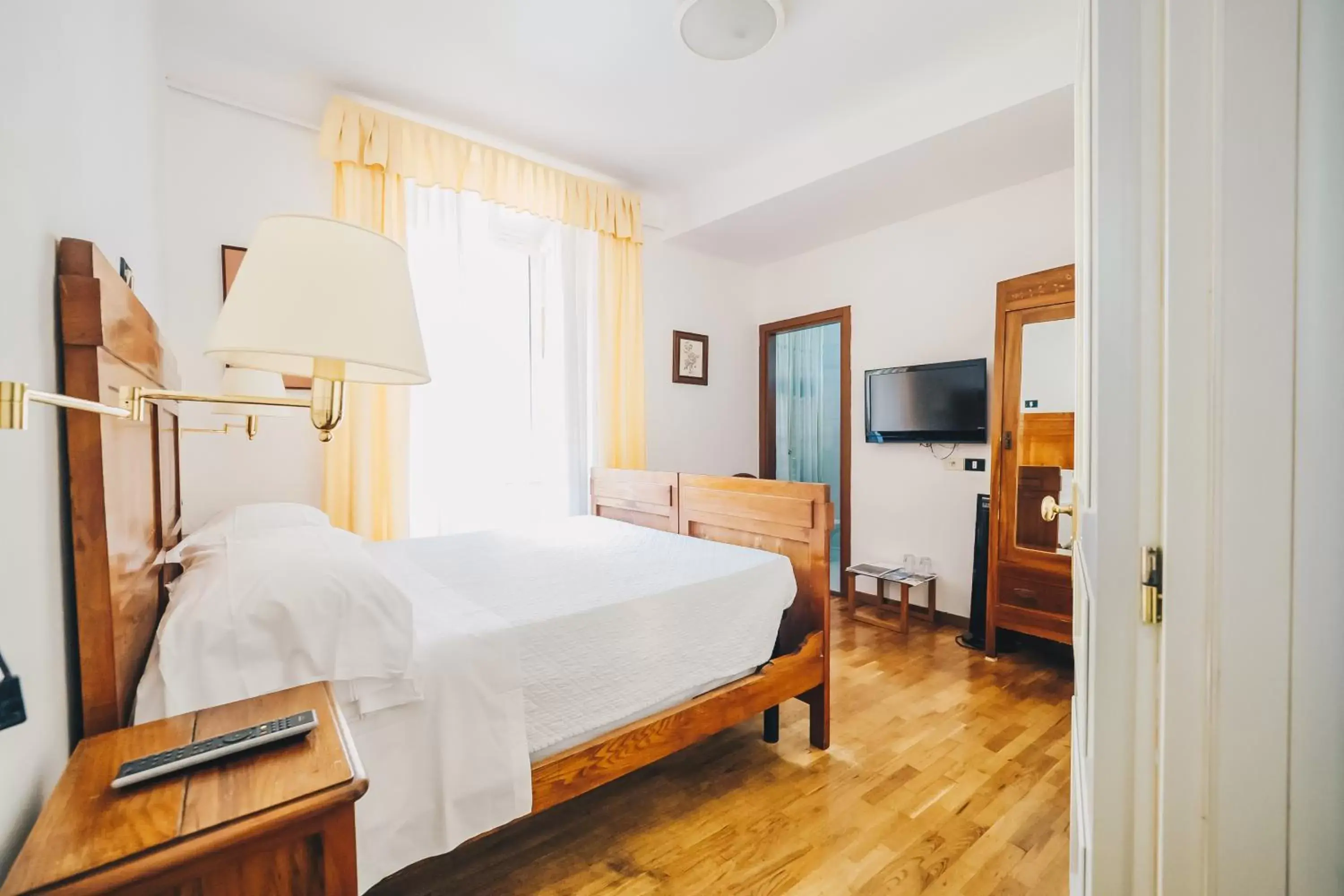 Bedroom, Bed in Hotel Suisse