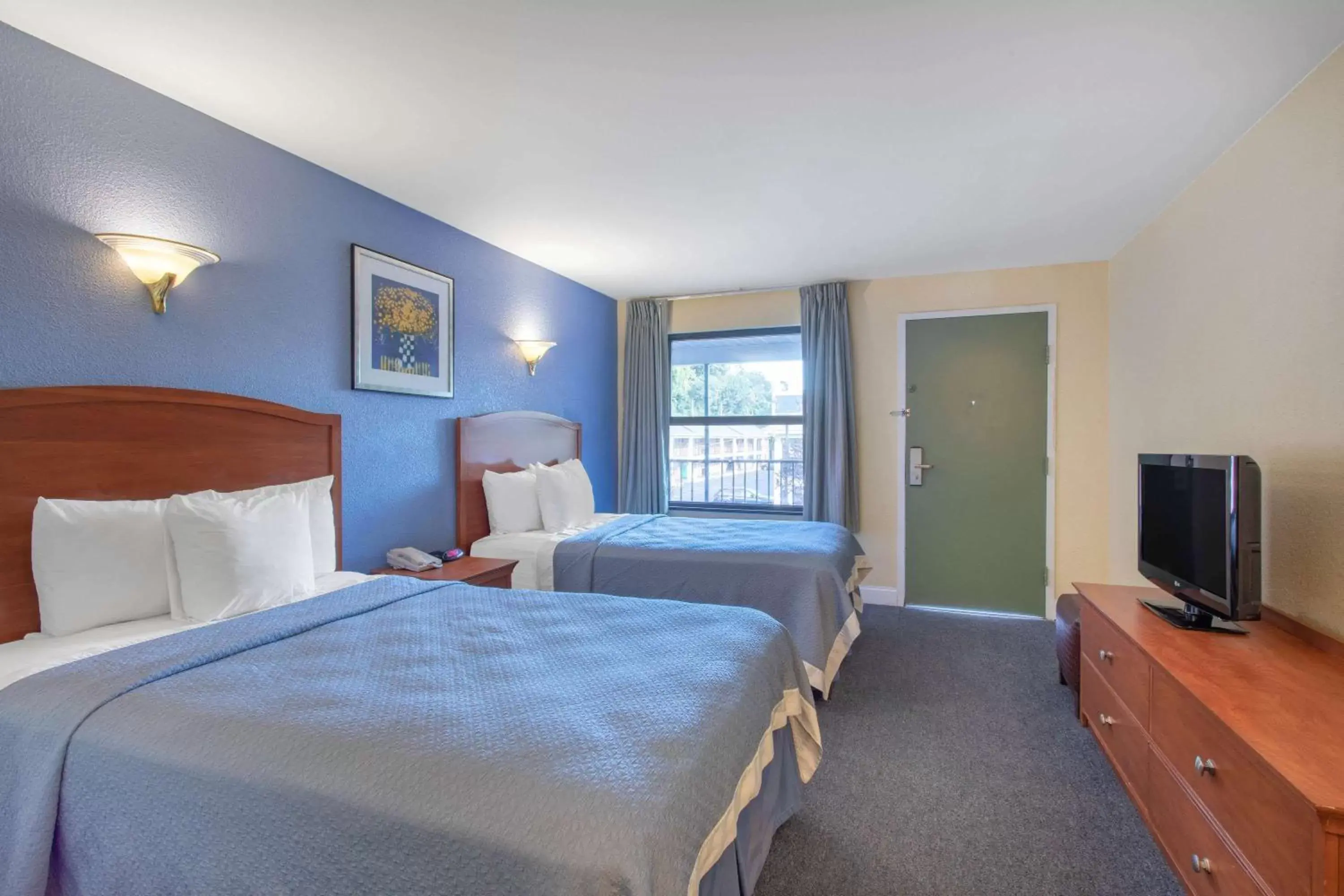Photo of the whole room, Bed in Days Inn by Wyndham Elmsford Photo of the whole room, Bed in Days Inn by Wyndham Elmsford