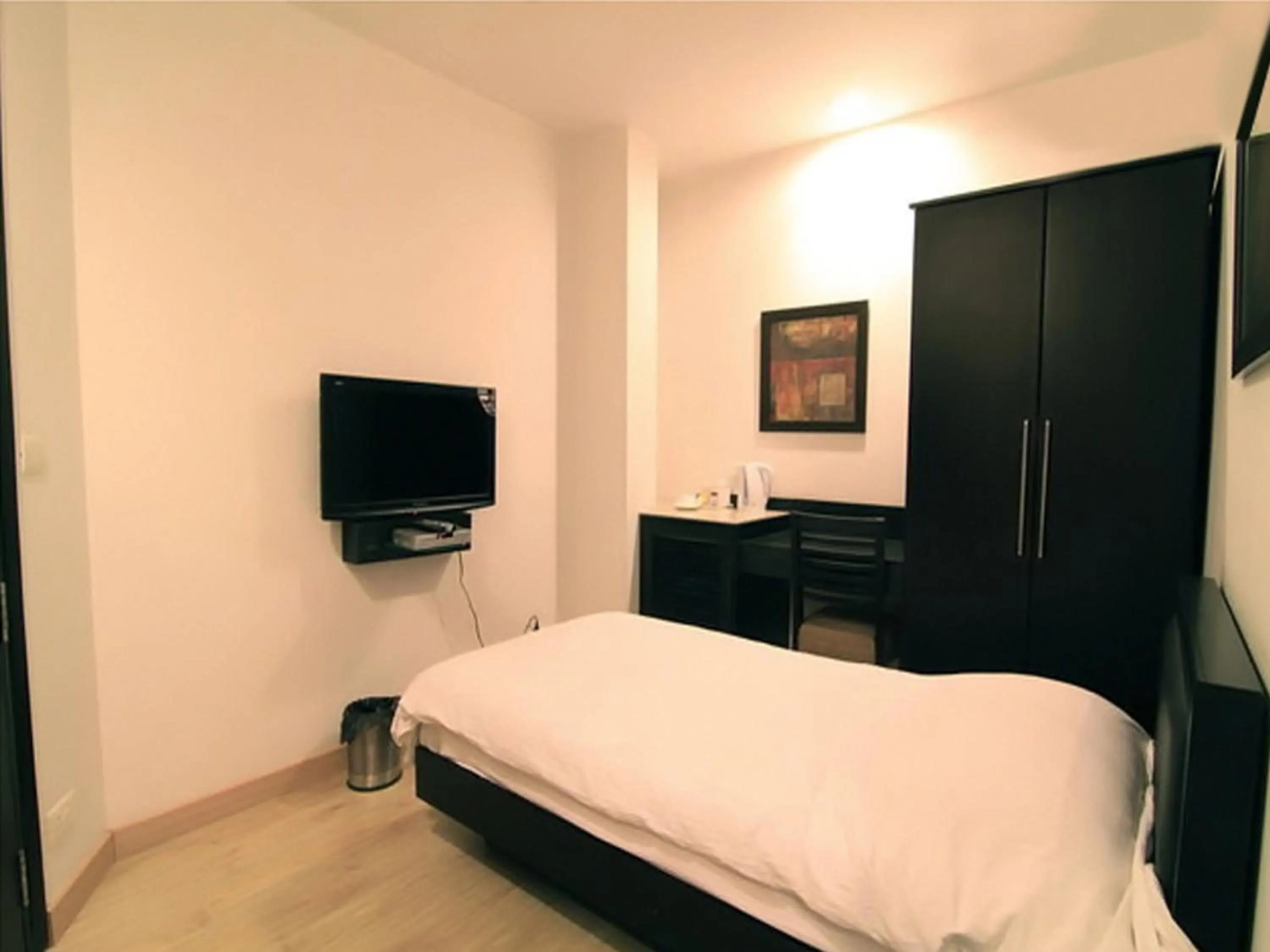 Bedroom, Bed in Rainbow Residency