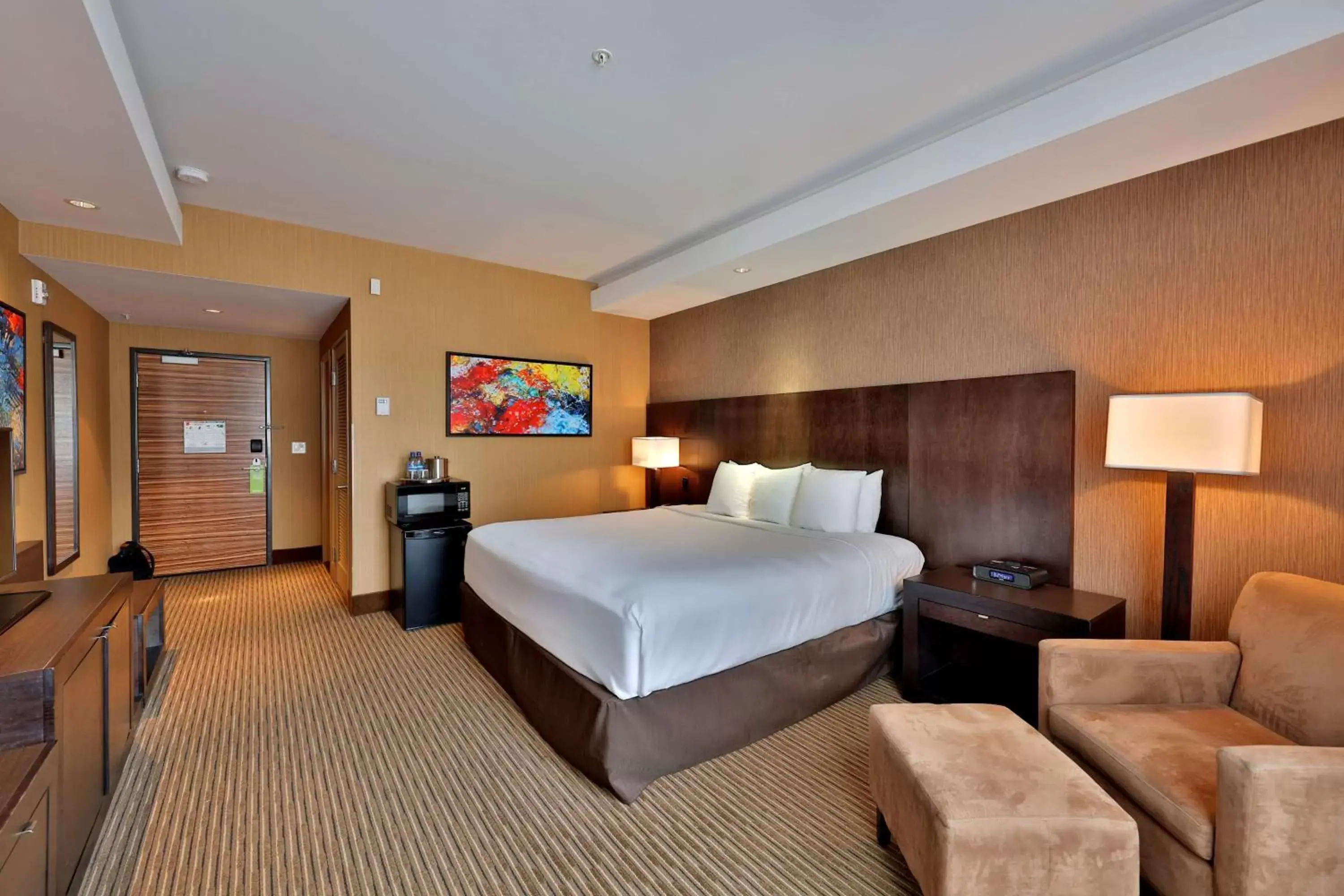 Photo of the whole room, Bed in Radisson Hotel & Convention Center Edmonton