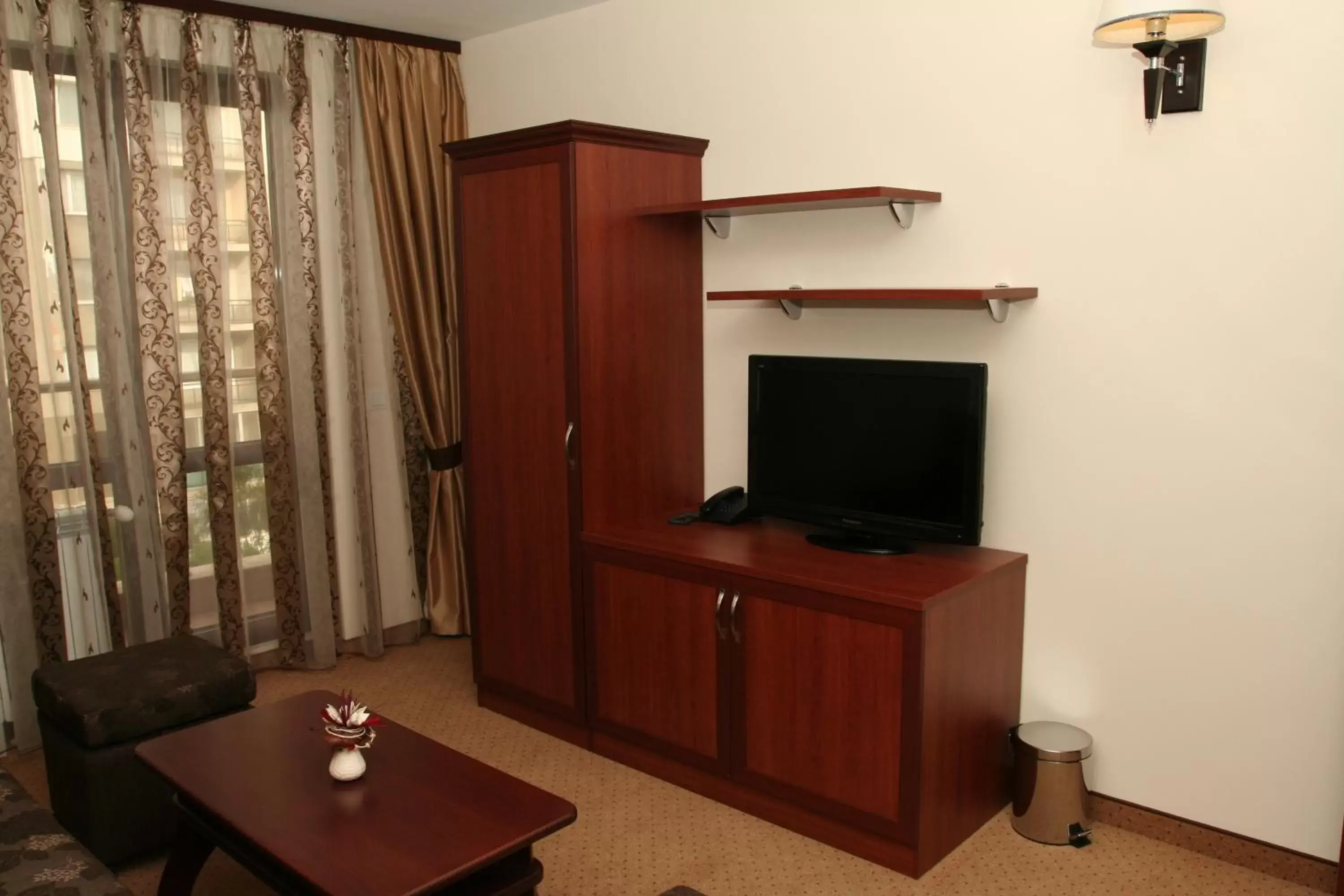 TV and multimedia, TV/Entertainment Center in Favorit Hotel