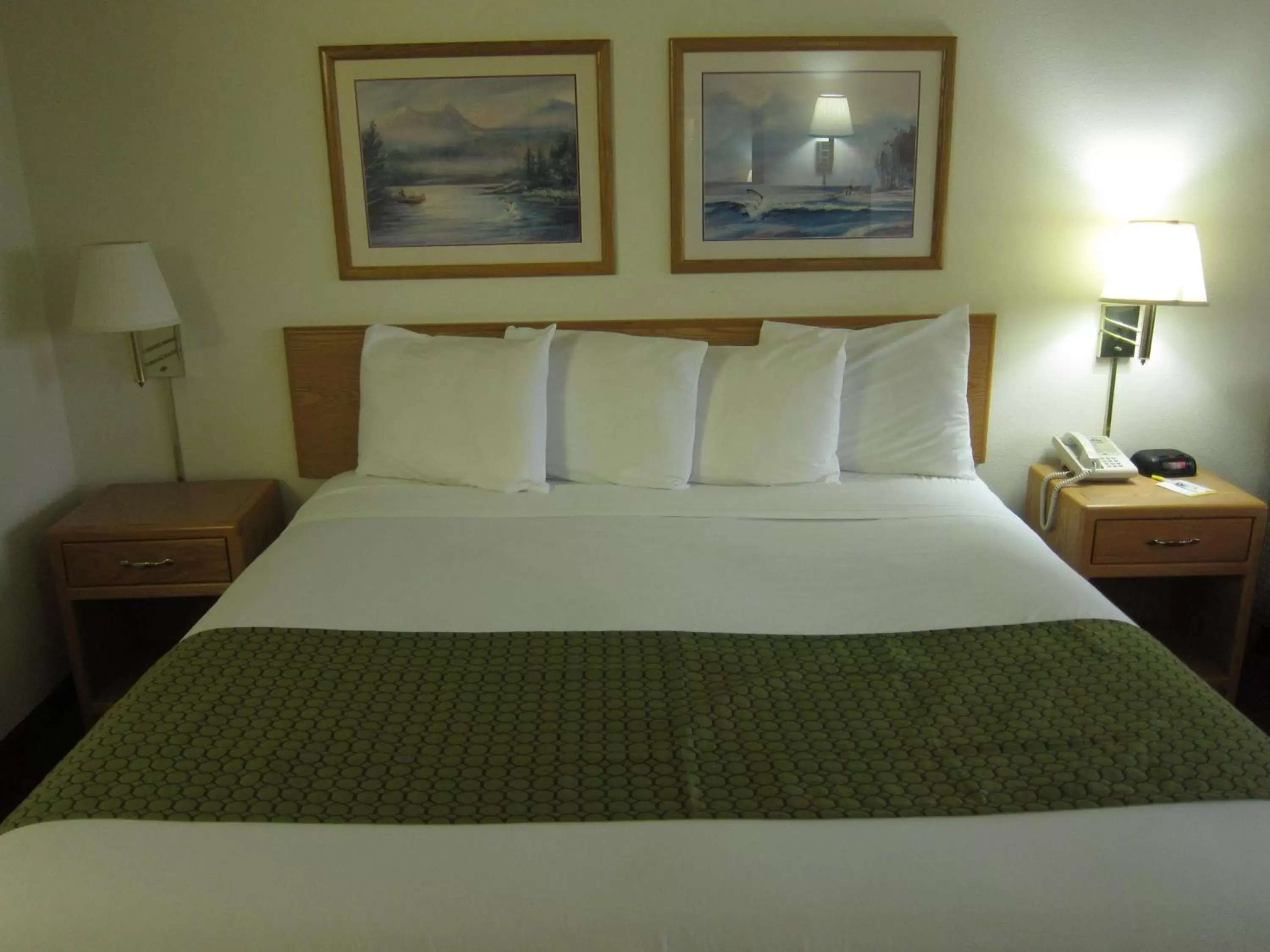 Bed in Days Inn by Wyndham Ocean Shores