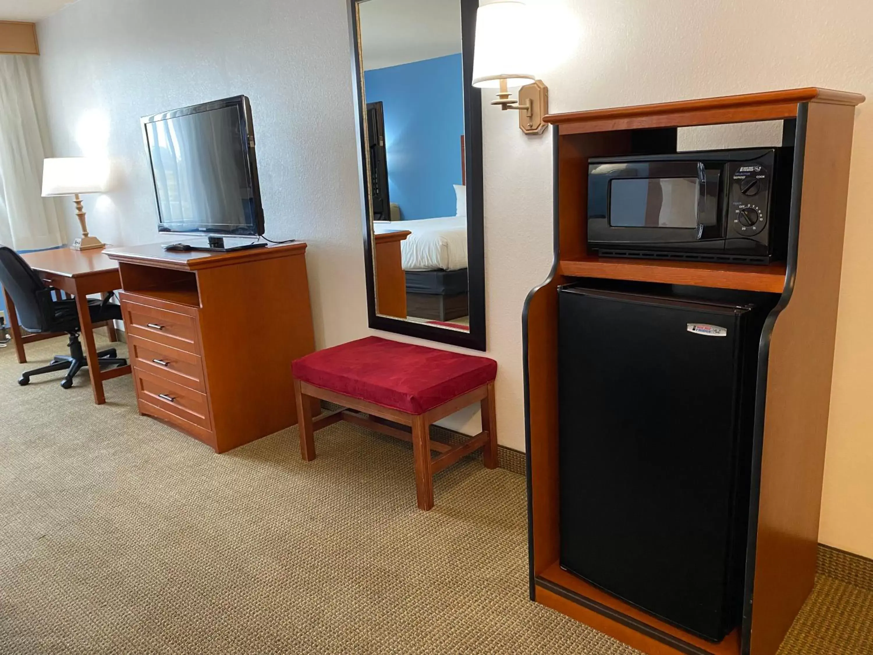 minibar, TV/Entertainment Center in Wingate by Wyndham Mount Vernon