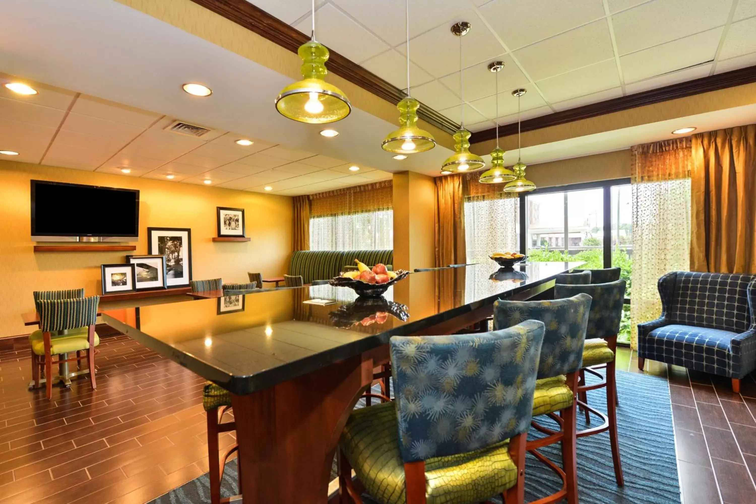 Lobby or reception, Lounge/Bar in Hampton Inn By Hilton Petersburg-Ft. Lee