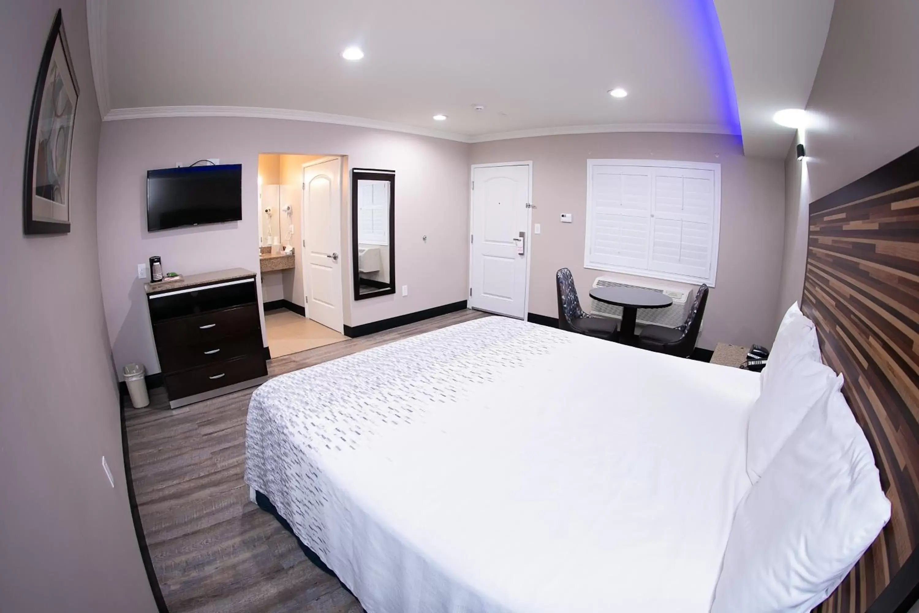 Bed in Diamond Bell Inn & Suites Bed in Diamond Bell Inn & Suites