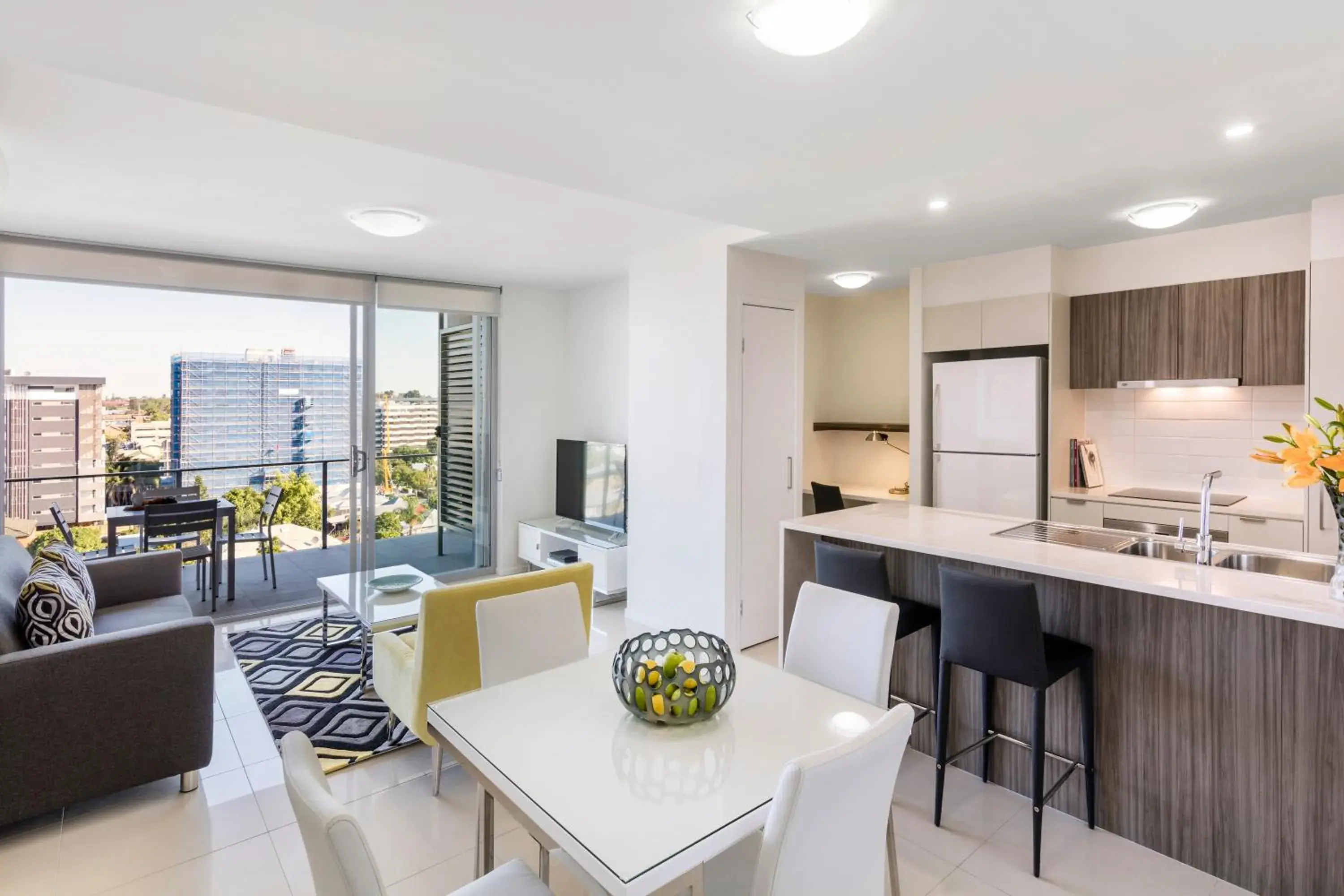 View (from property/room), Kitchen/Kitchenette in Oaks Brisbane Woolloongabba Suites