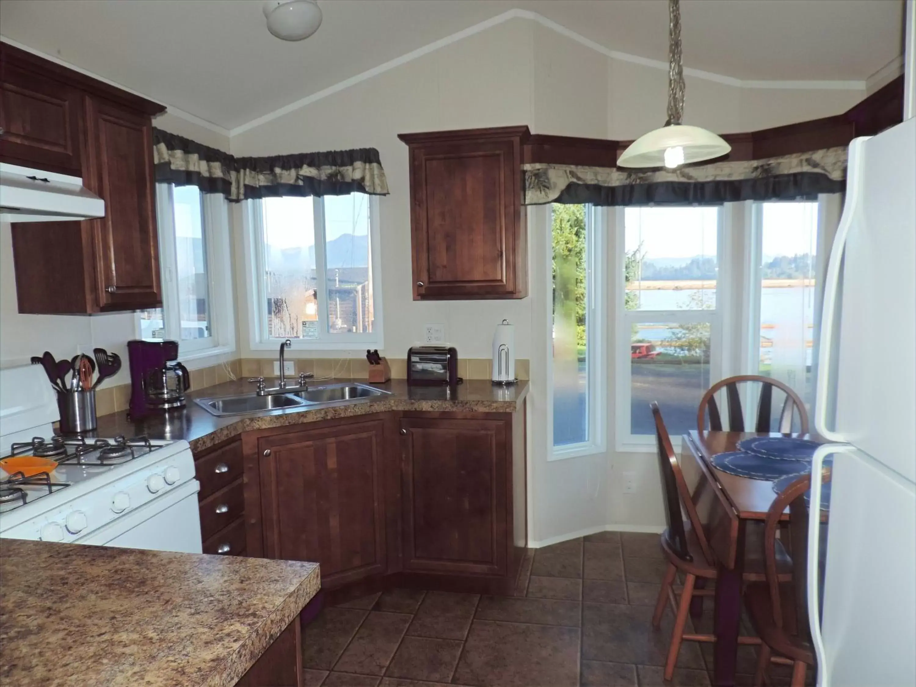 Kitchen or kitchenette, Kitchen/Kitchenette in Paradise Cove RV Resort & Marina