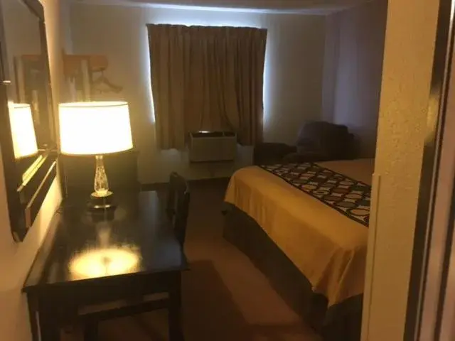 Photo of the whole room, Bed in Super 8 by Wyndham New Castle