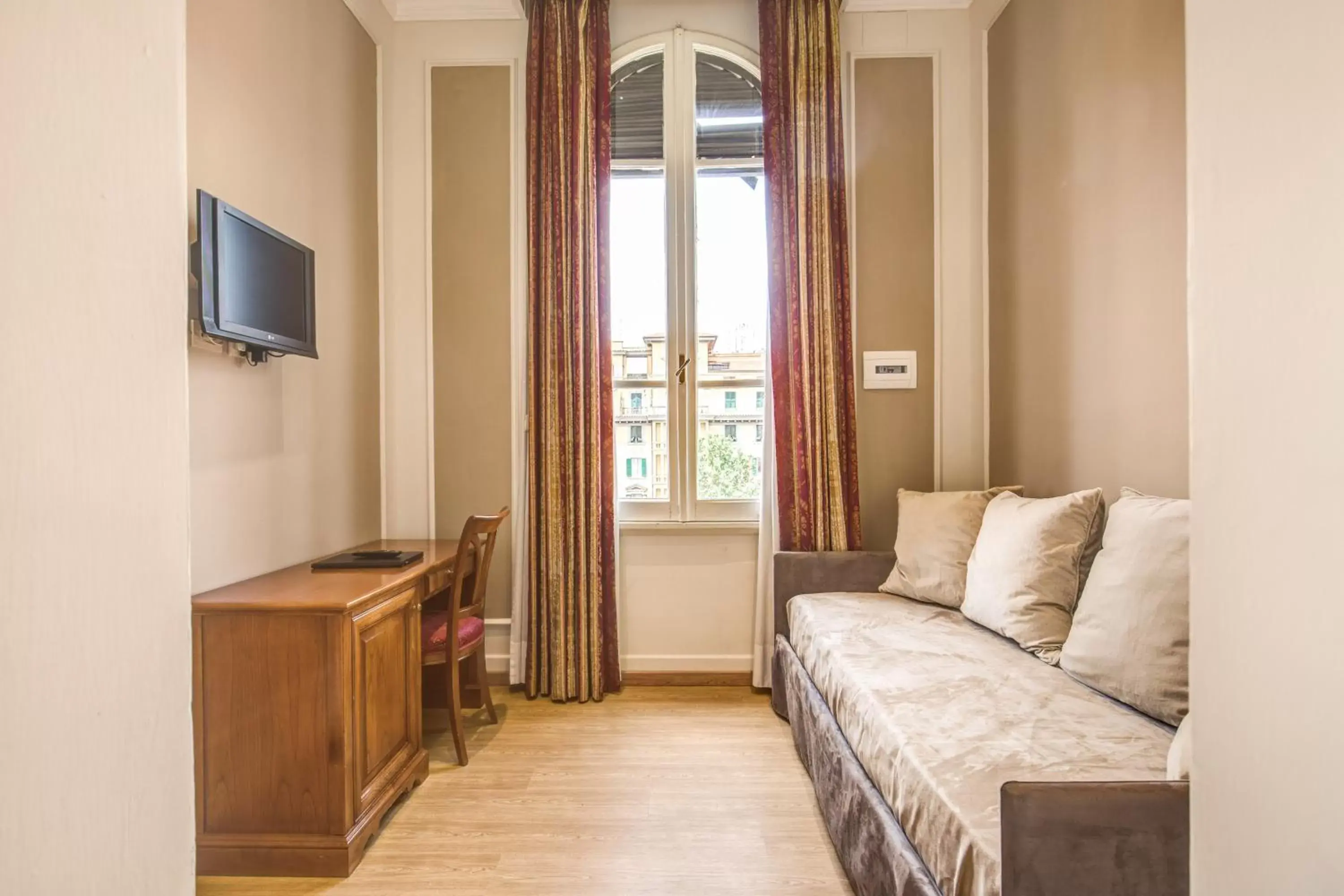 Bedroom, Seating Area in Rome Garden Hotel