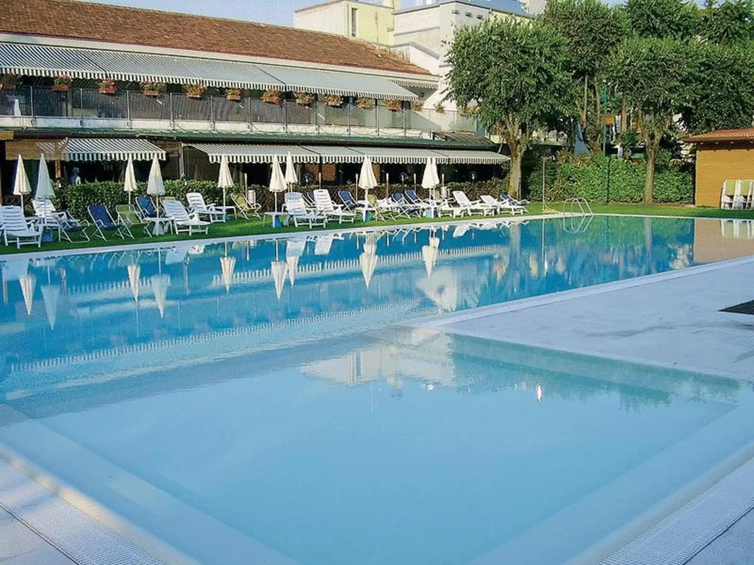 Swimming pool, Property Building in Hotel Sporting Brugherio