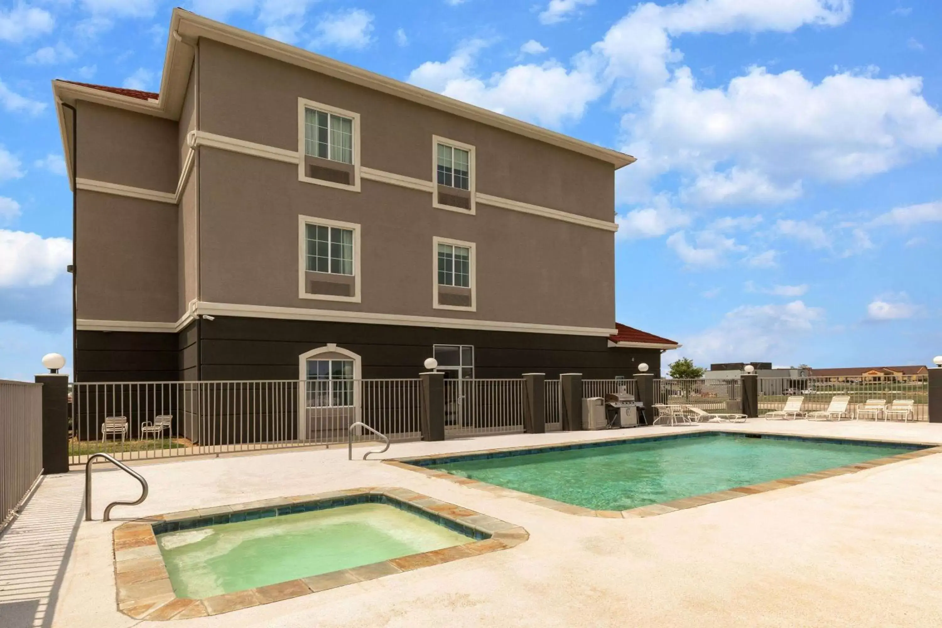 Pool view, Swimming Pool in La Quinta by Wyndham Bridgeport