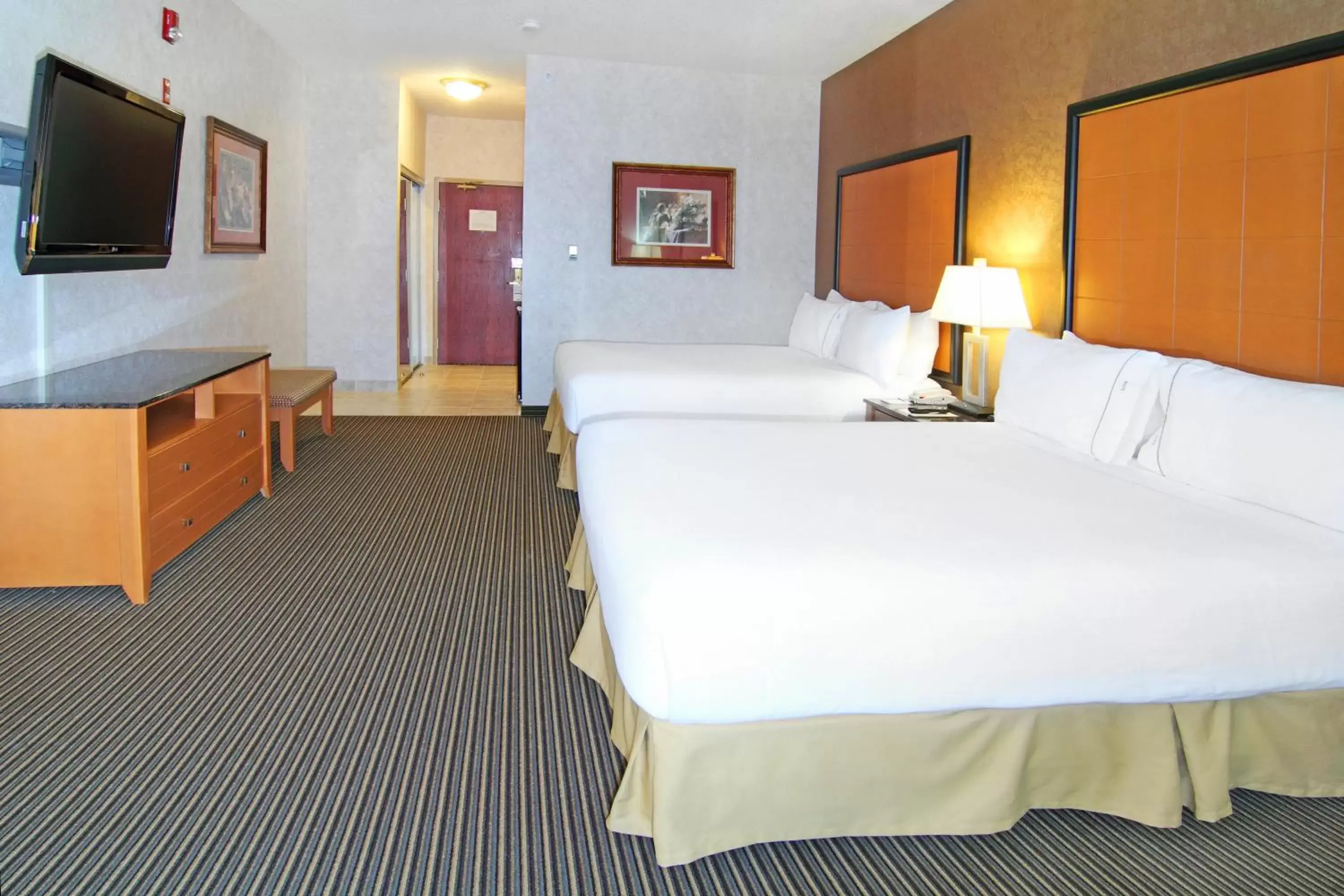 Photo of the whole room, Bed in Holiday Inn Express Calgary South, an IHG Hotel