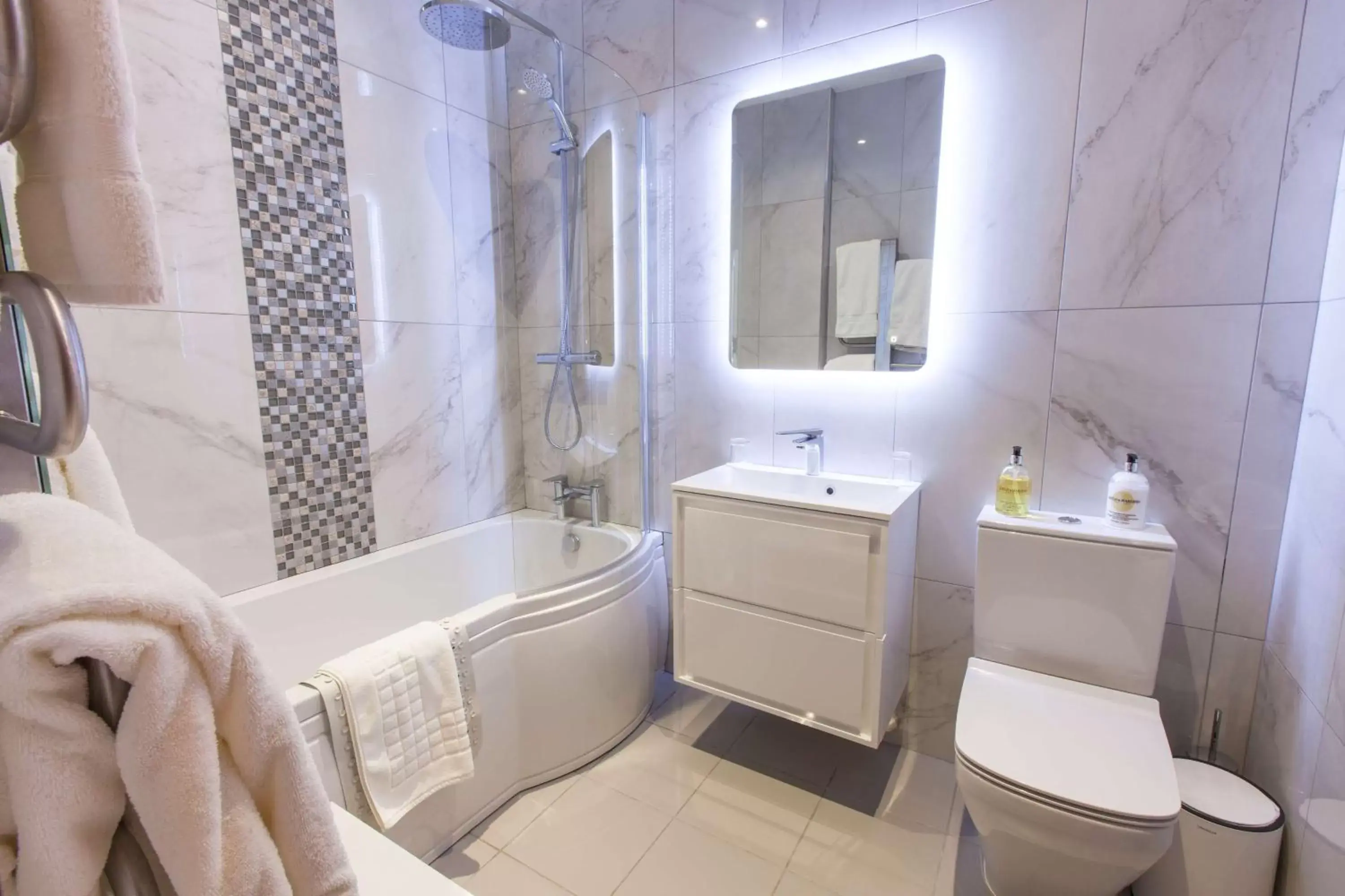 Bathroom in Best Western Plus White Horse Hotel