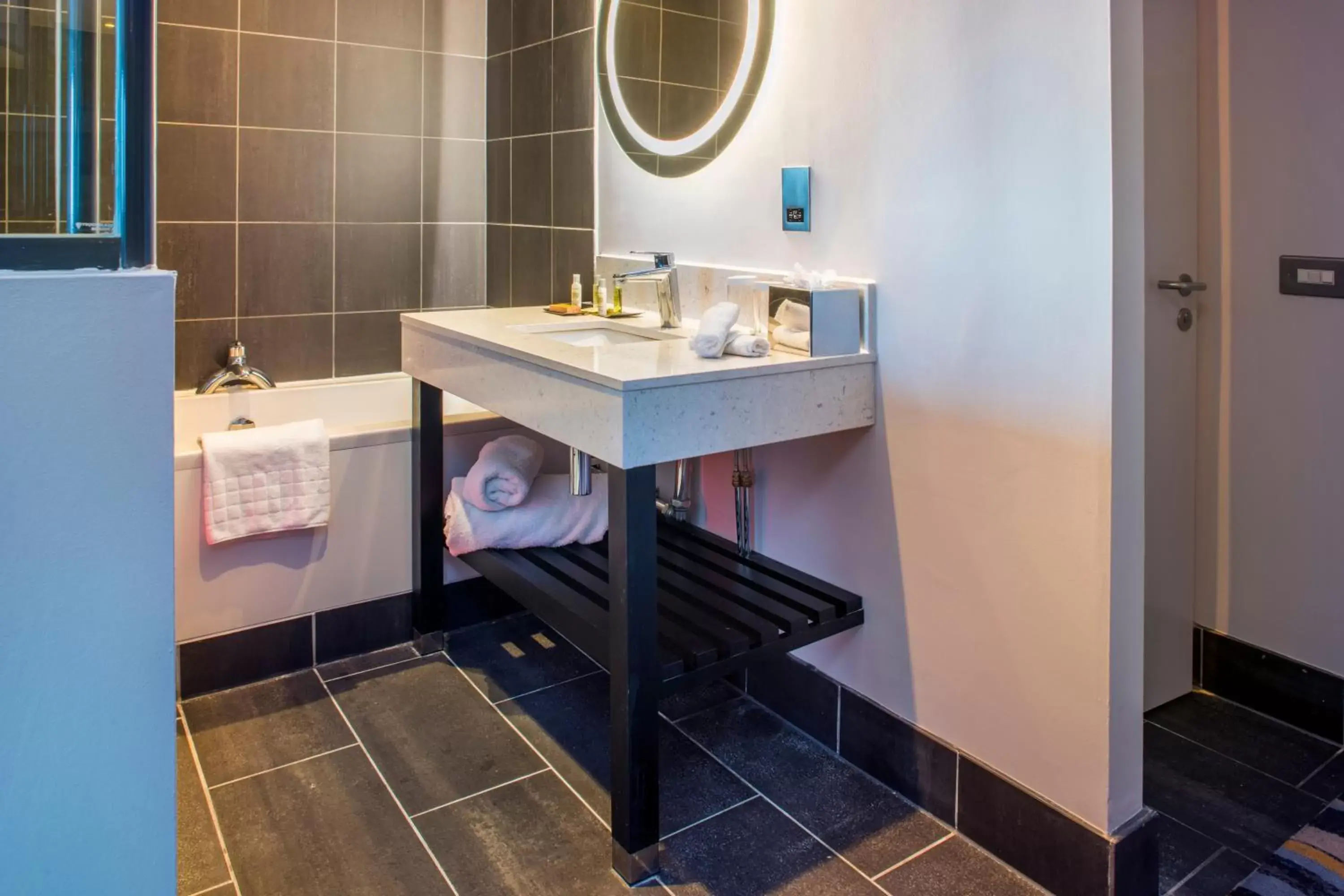 Bathroom in DoubleTree by Hilton Bristol South - Cadbury House