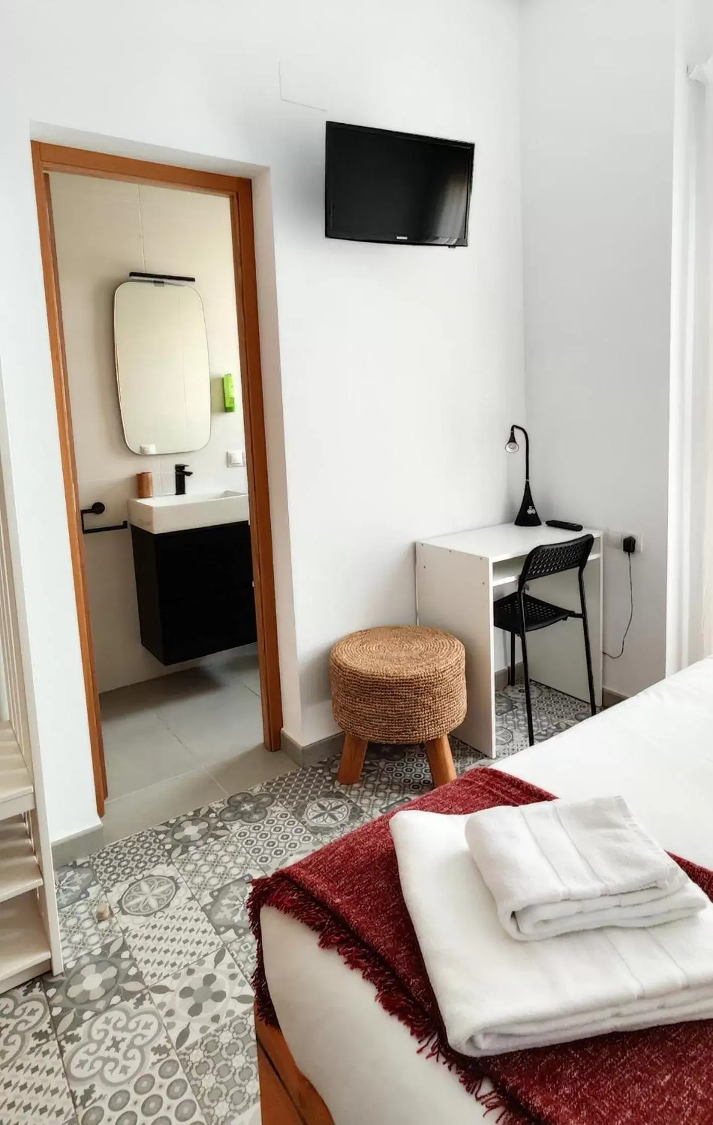 Bathroom, TV/Entertainment Center in Zalamera BnB