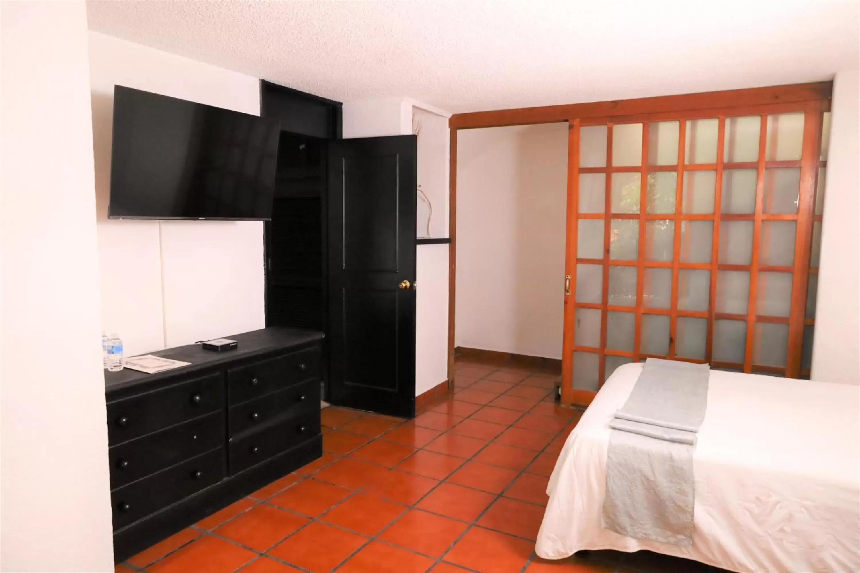 Bed, TV/Entertainment Center in Hotel Grand Vista Cuernavaca