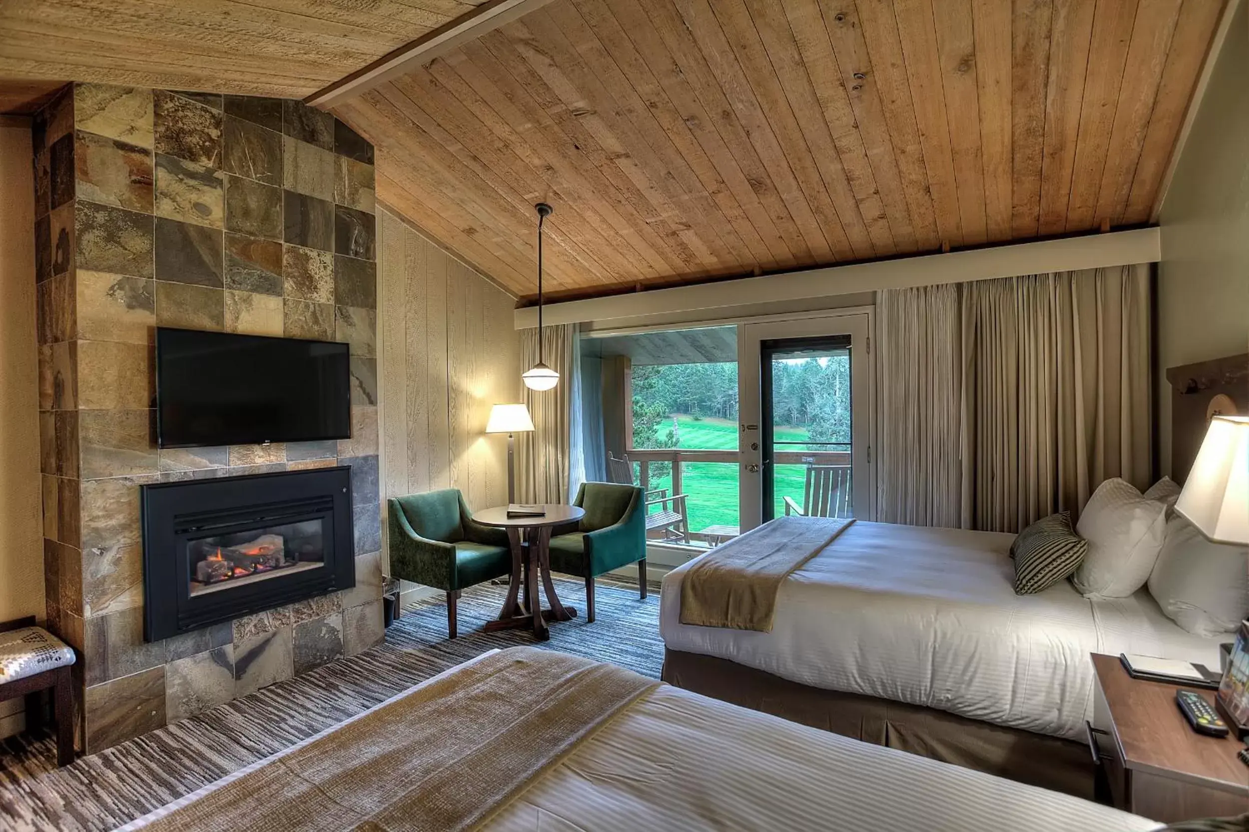 Bed in Salishan Coastal Lodge