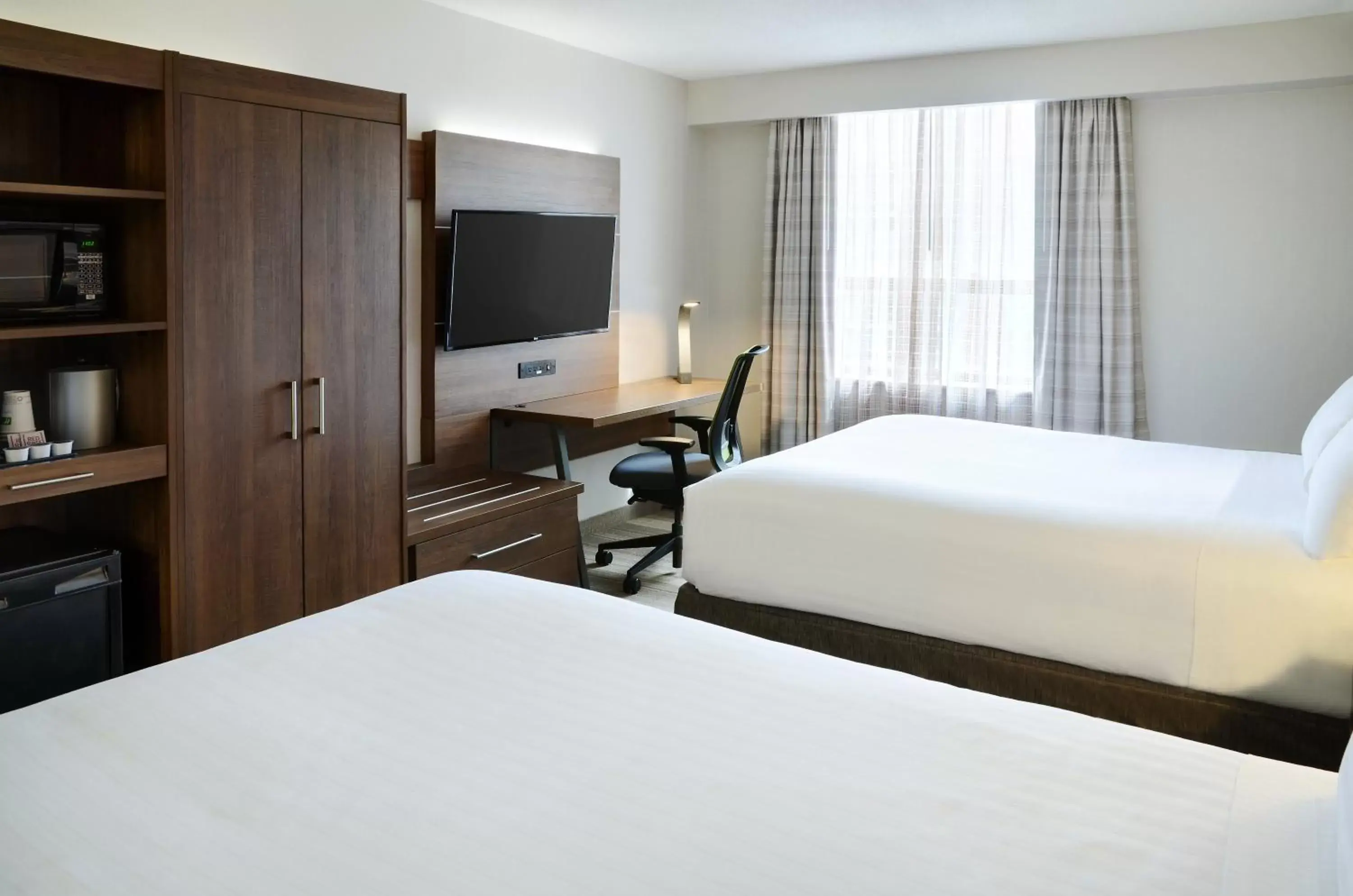 Photo of the whole room, Bed in Holiday Inn Express Toronto Downtown, an IHG Hotel