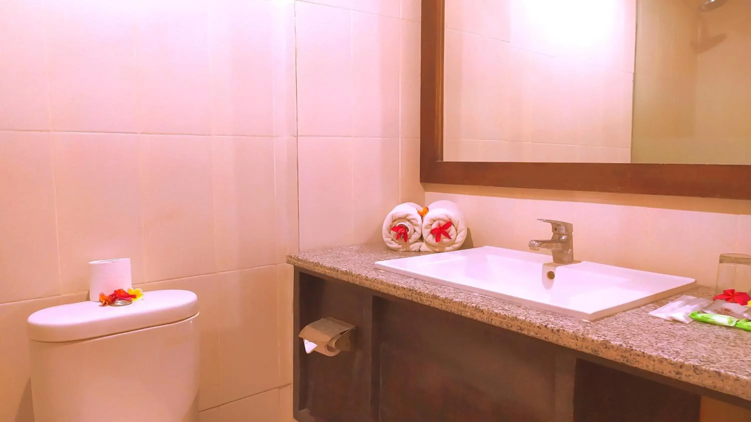 Bathroom in Puri Saron Denpasar Hotel