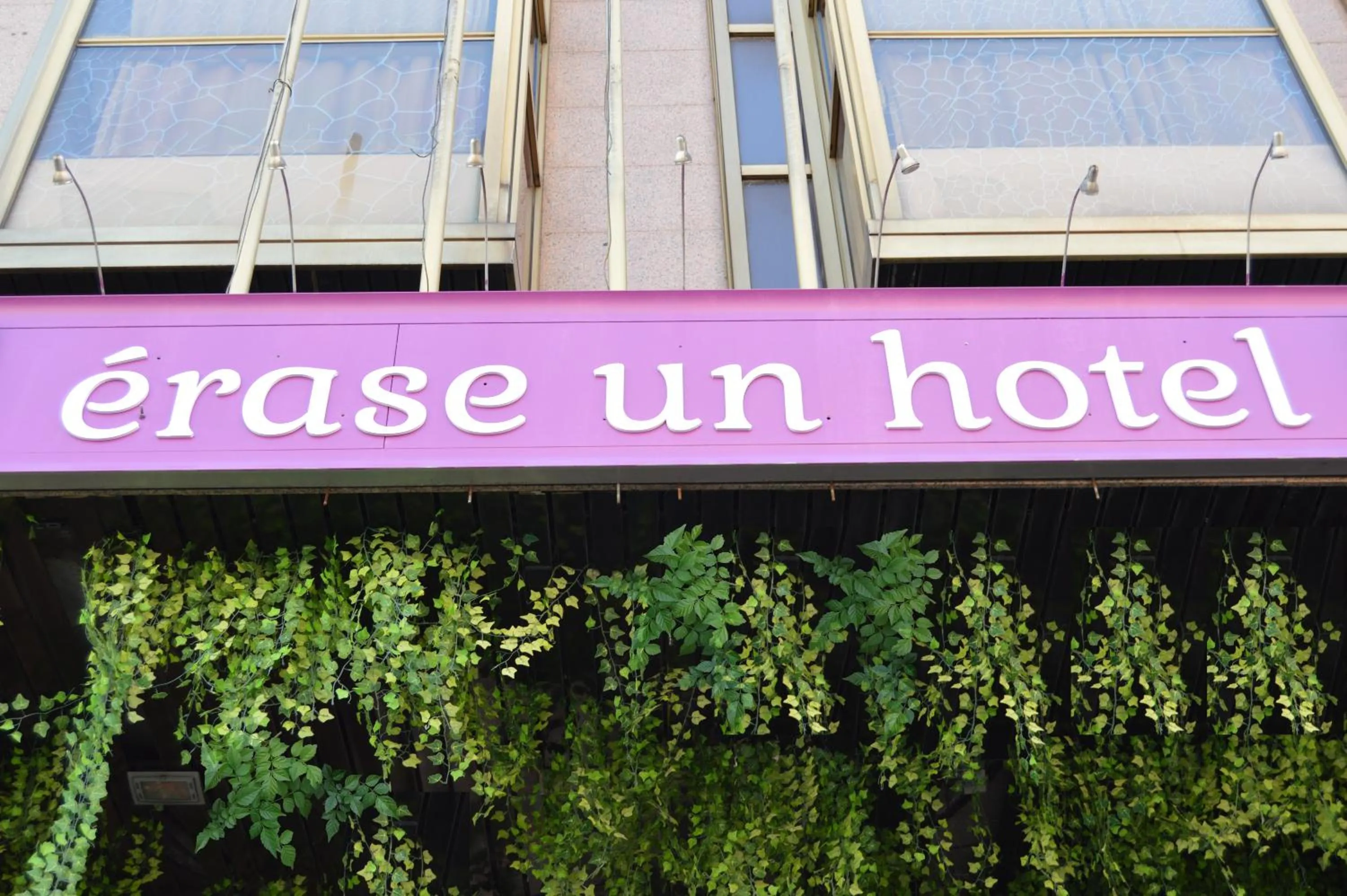 Facade/entrance in Erase un Hotel