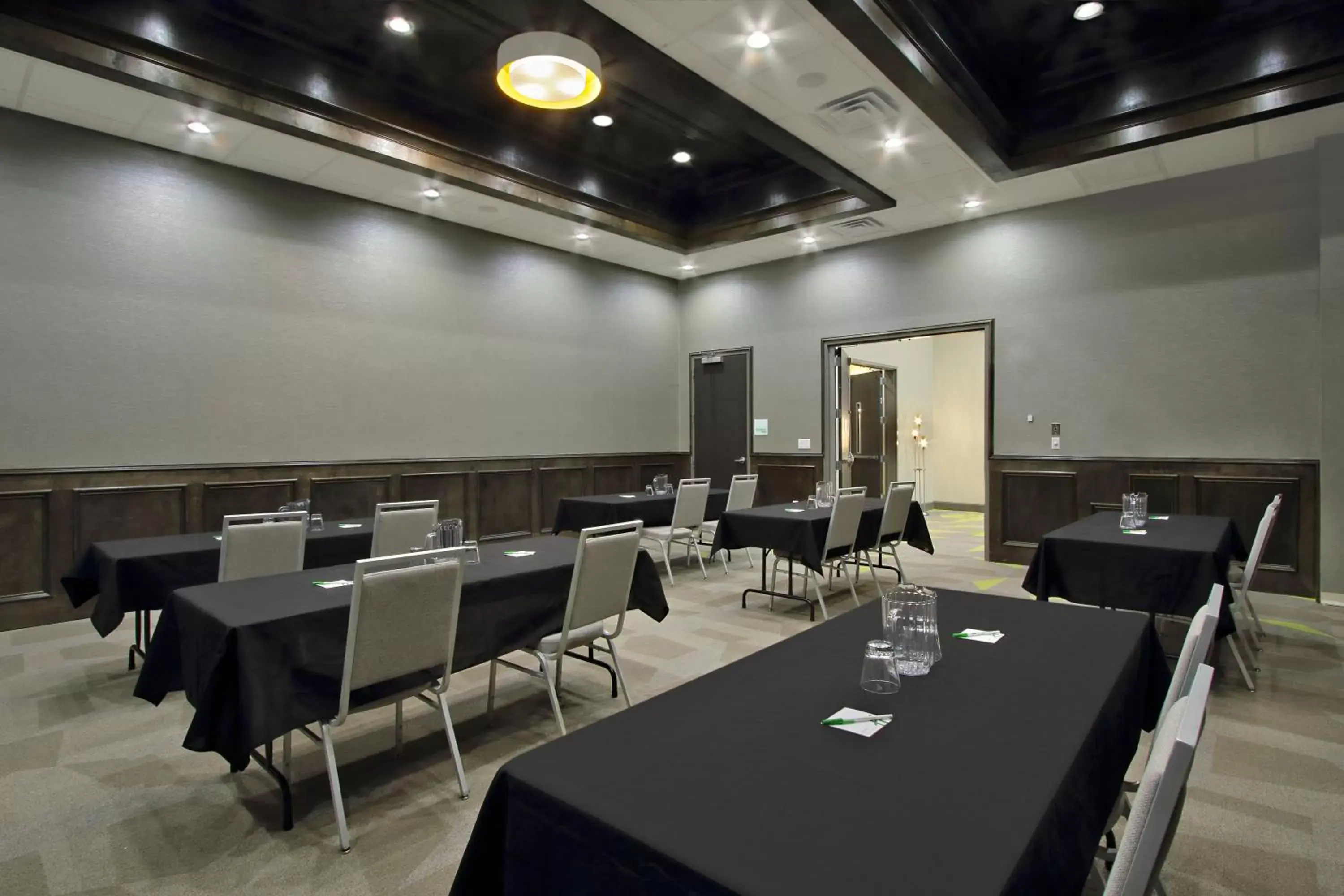 Meeting/conference room in Holiday Inn Hattiesburg - North, an IHG Hotel