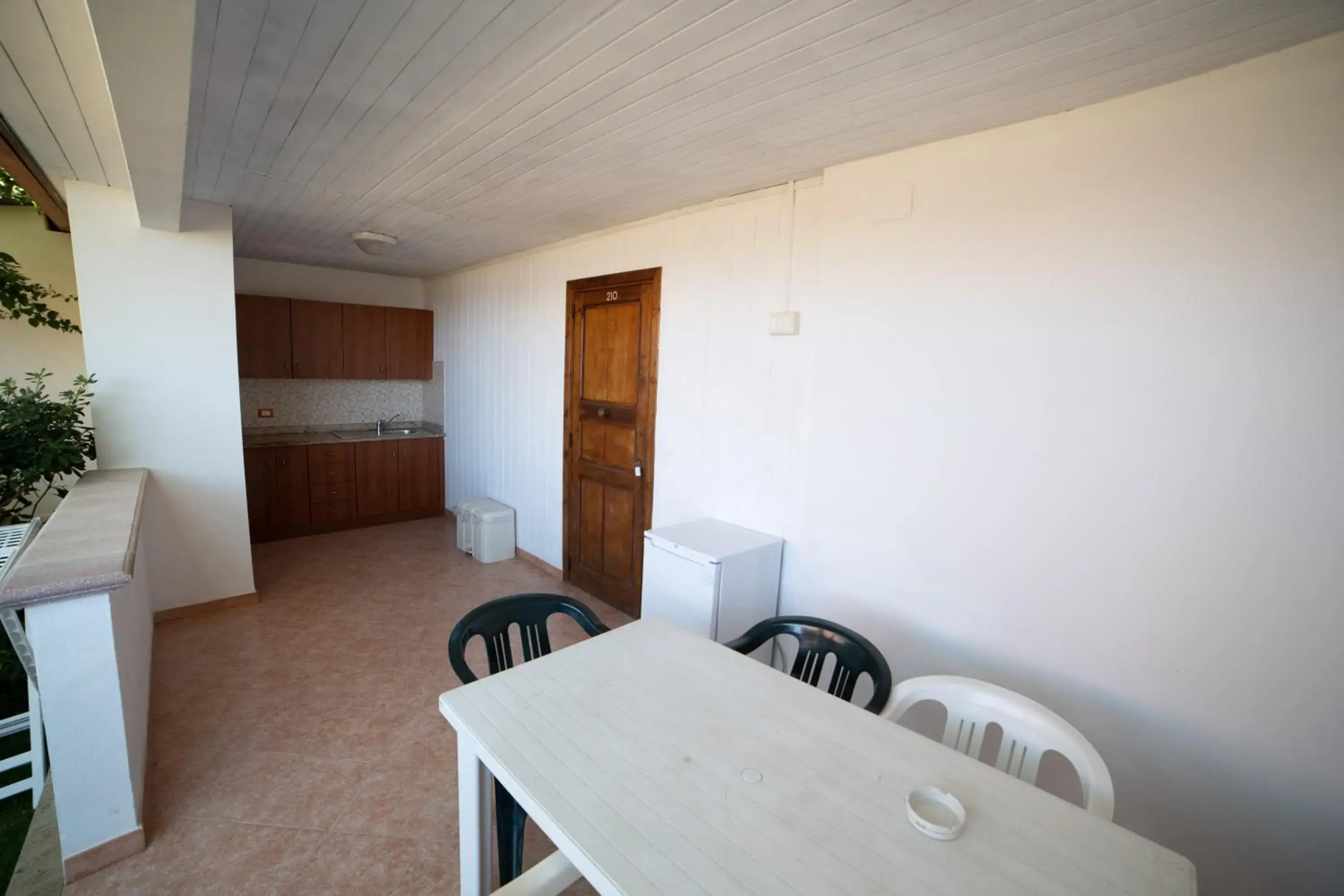 Kitchen or kitchenette, Dining Area in Residence New Paradise