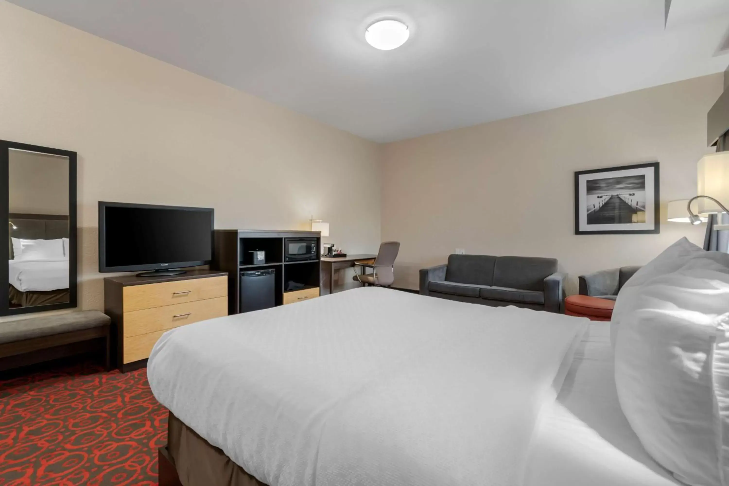 Bedroom in Best Western Plus Eastgate Inn & Suites