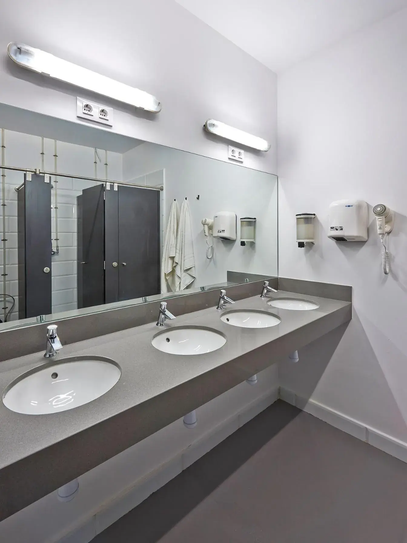 Shower, Bathroom in Hola Hostal Collblanc