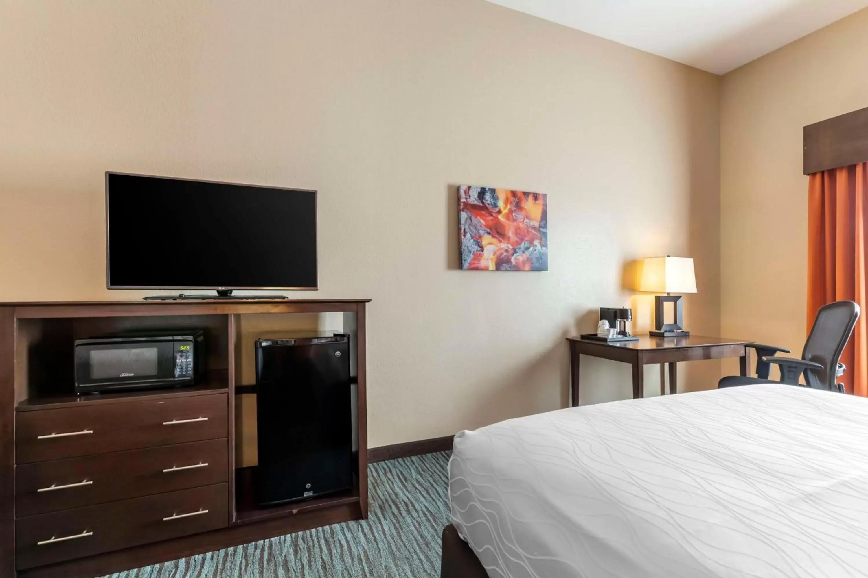 Bedroom, TV/Entertainment Center in Best Western Plus Longhorn Inn & Suites