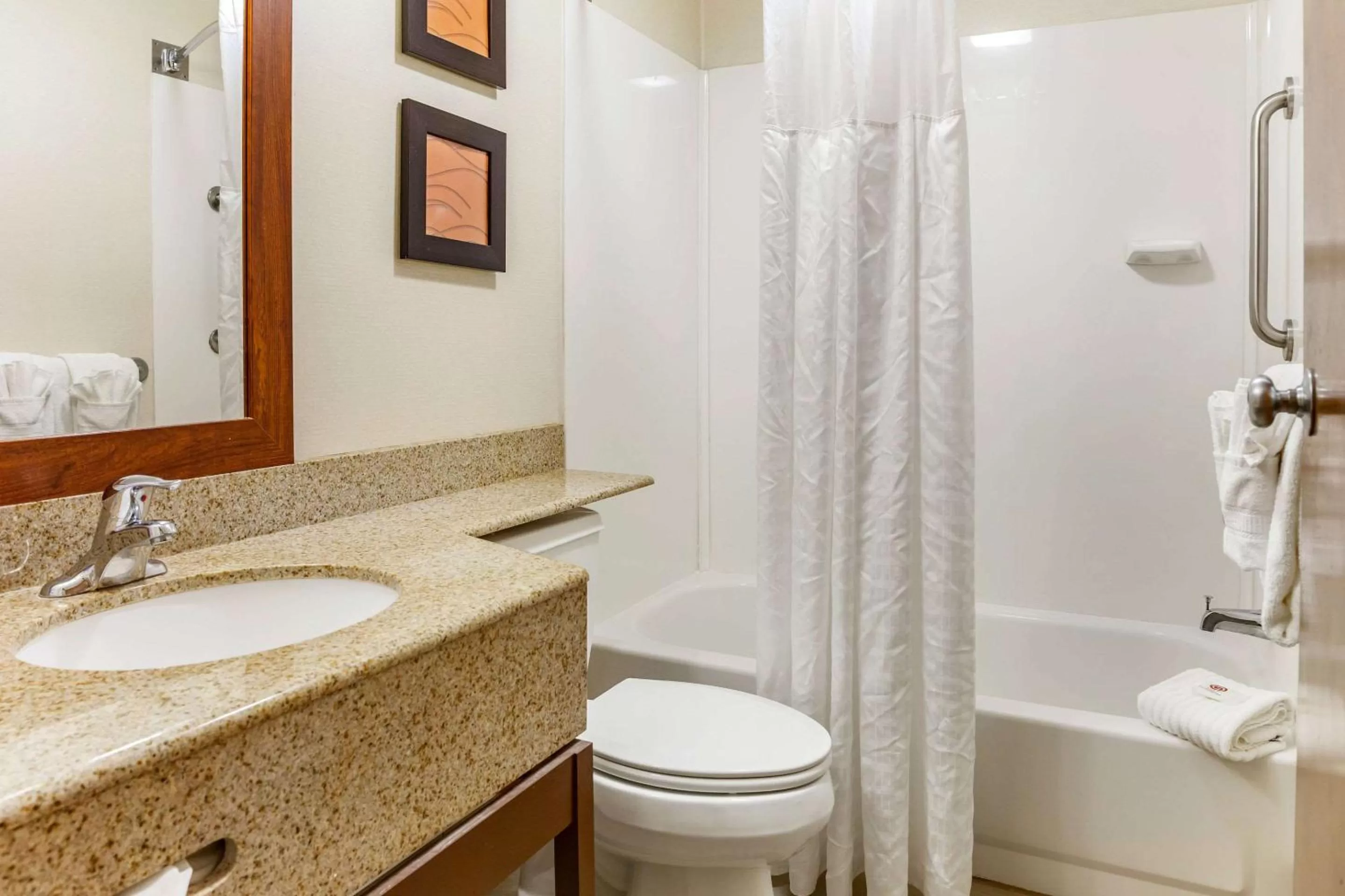 Bedroom in Comfort Inn Lancaster at Rockvale