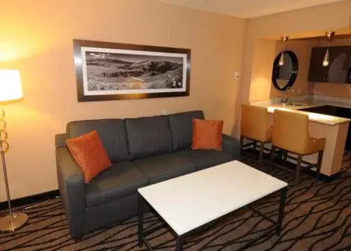 King Suite with Sofa Bed - Non-Smoking in Comfort Inn & Suites Market - Airport