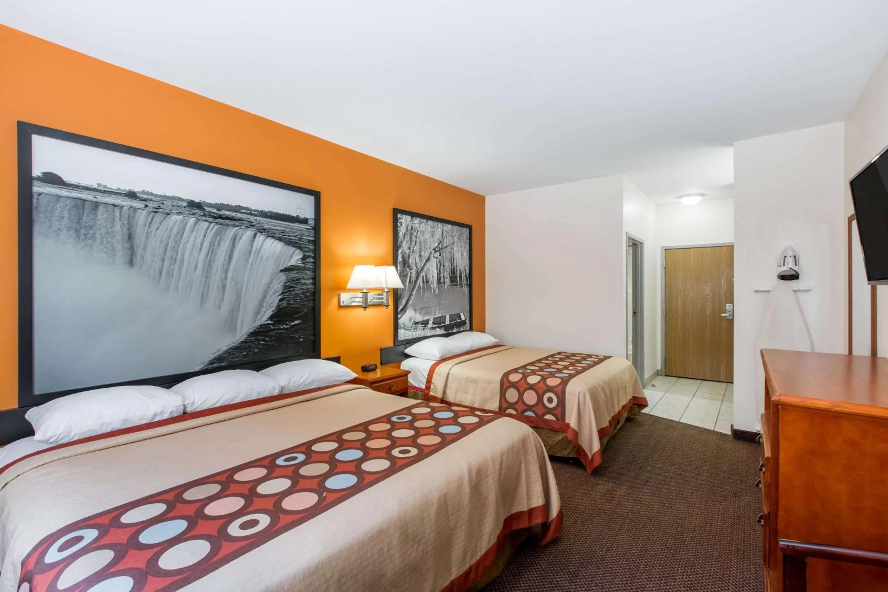 Photo of the whole room, Bed in Super 8 by Wyndham Salina