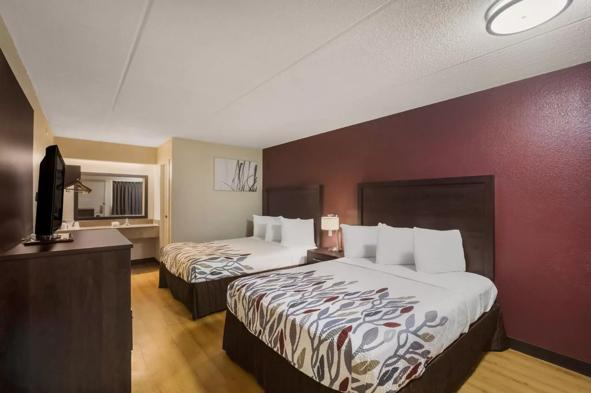 Photo of the whole room, Bed in Red Roof Inn Atlanta South - Morrow