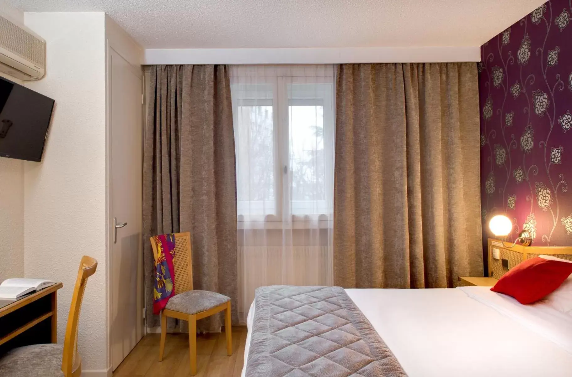 Photo of the whole room, Bed in Logis Hôtel du Midi - Saint Etienne Sud