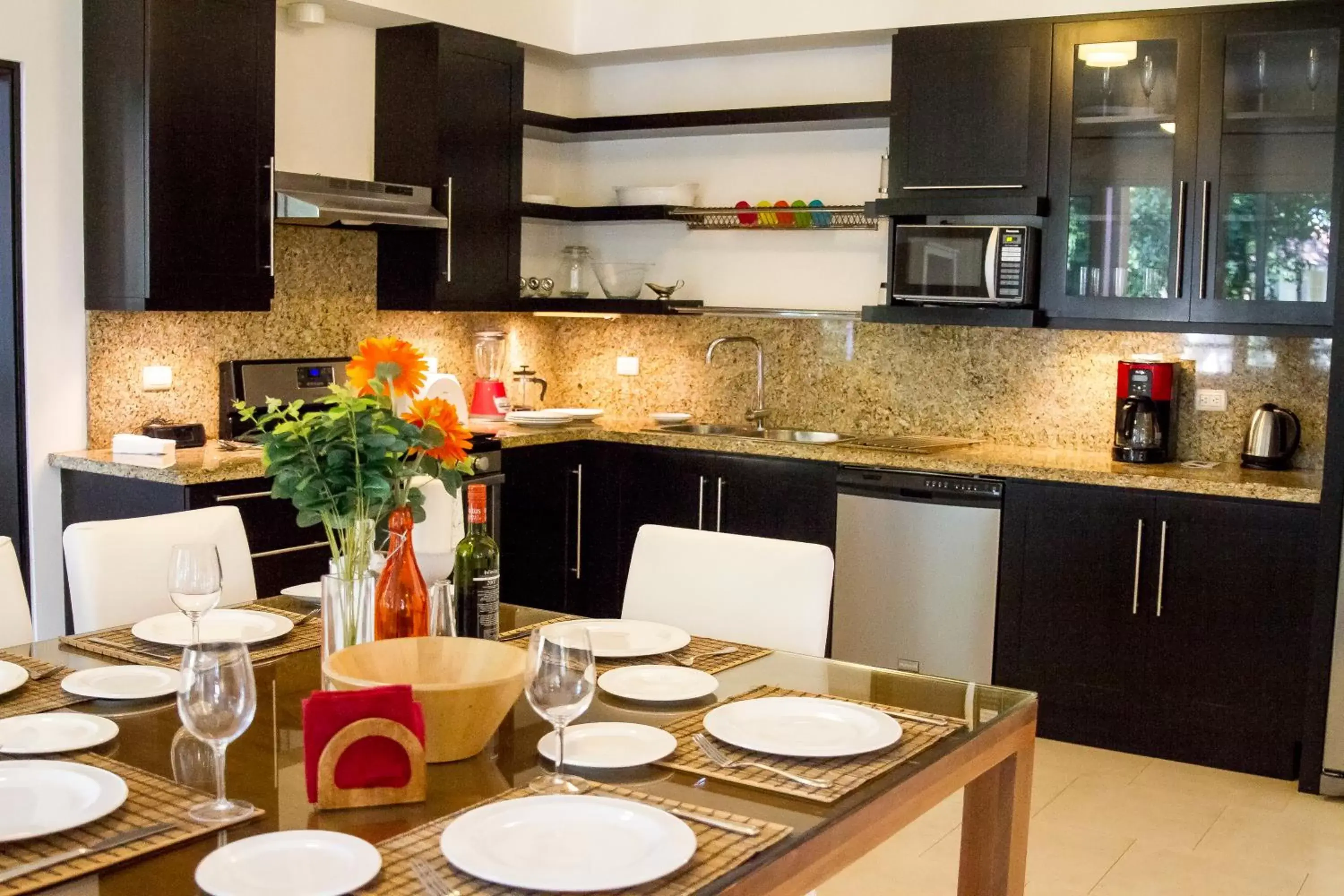 Kitchen or kitchenette, Restaurant/Places to Eat in Instyle Residences at Infiniti Blu