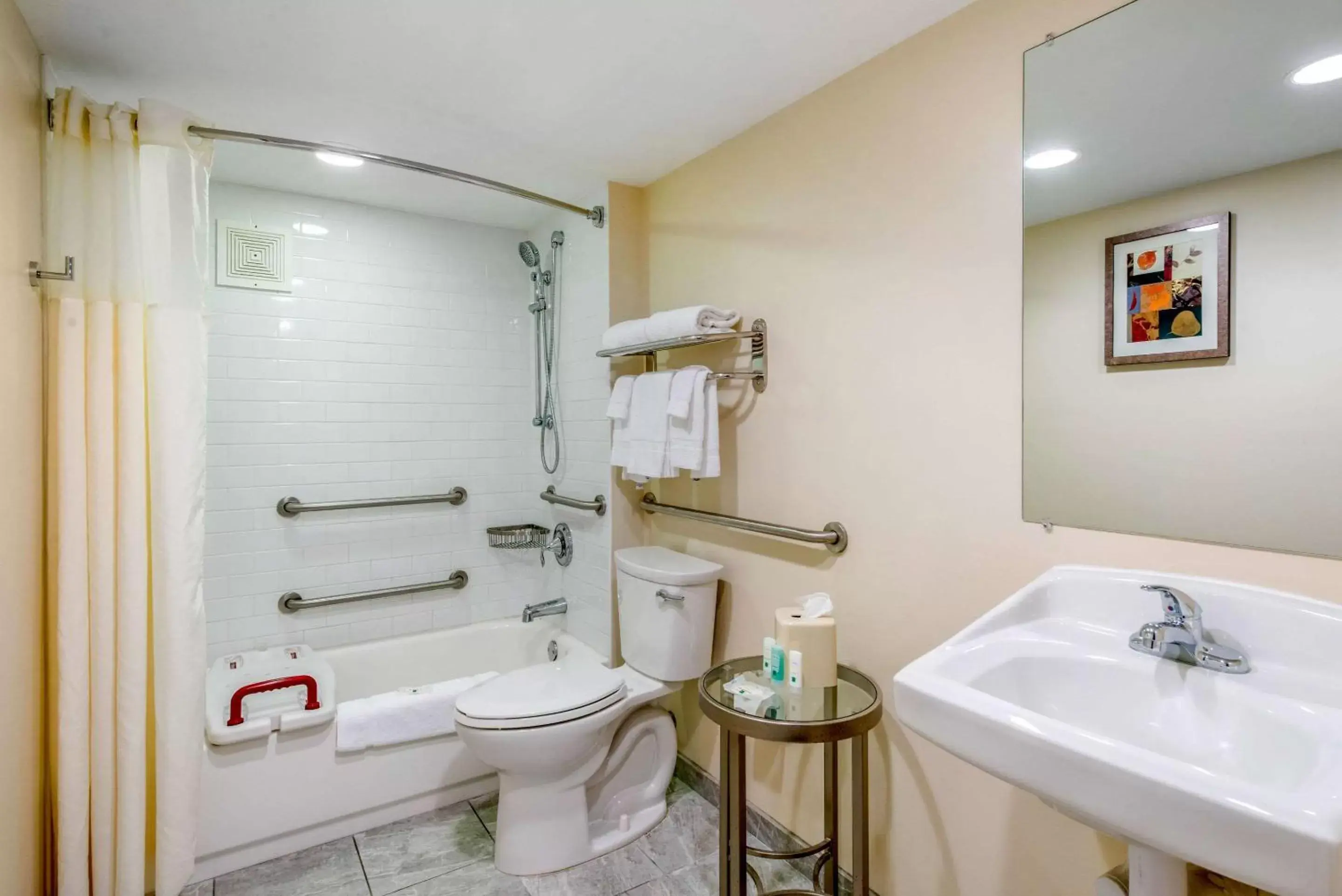 Photo of the whole room, Bathroom in Quality Inn Savannah Historic District