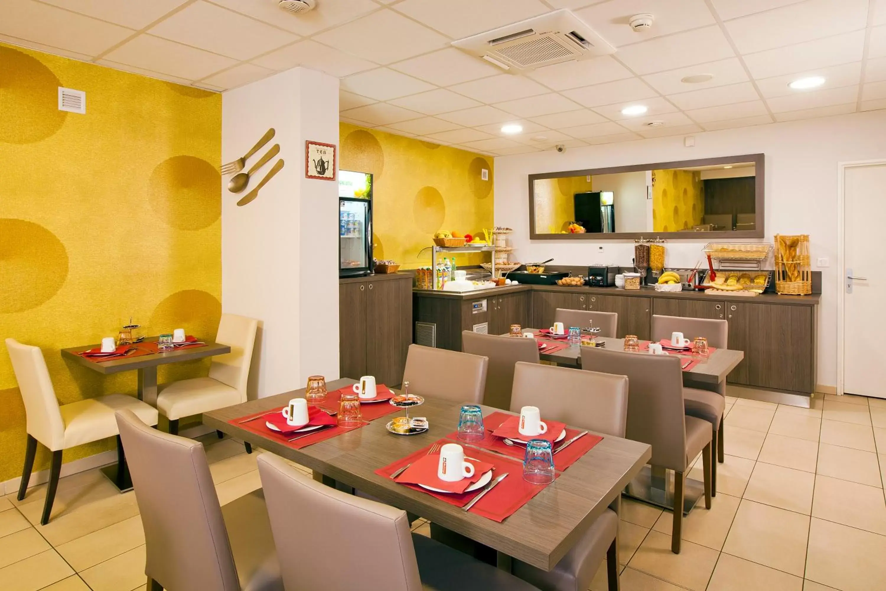 Restaurant/Places to Eat in Residhome Reims Centre