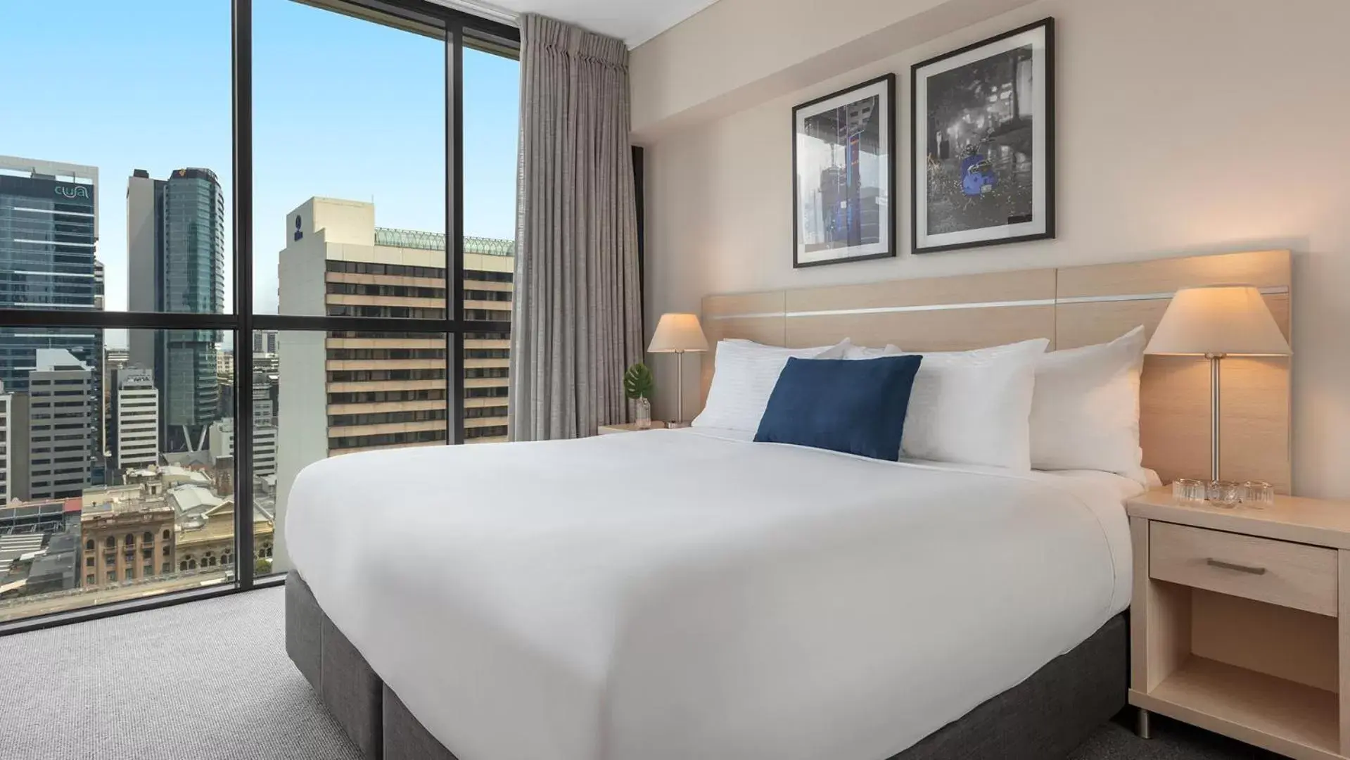 One-Bedroom Apartment in Oaks Brisbane on Charlotte Suites