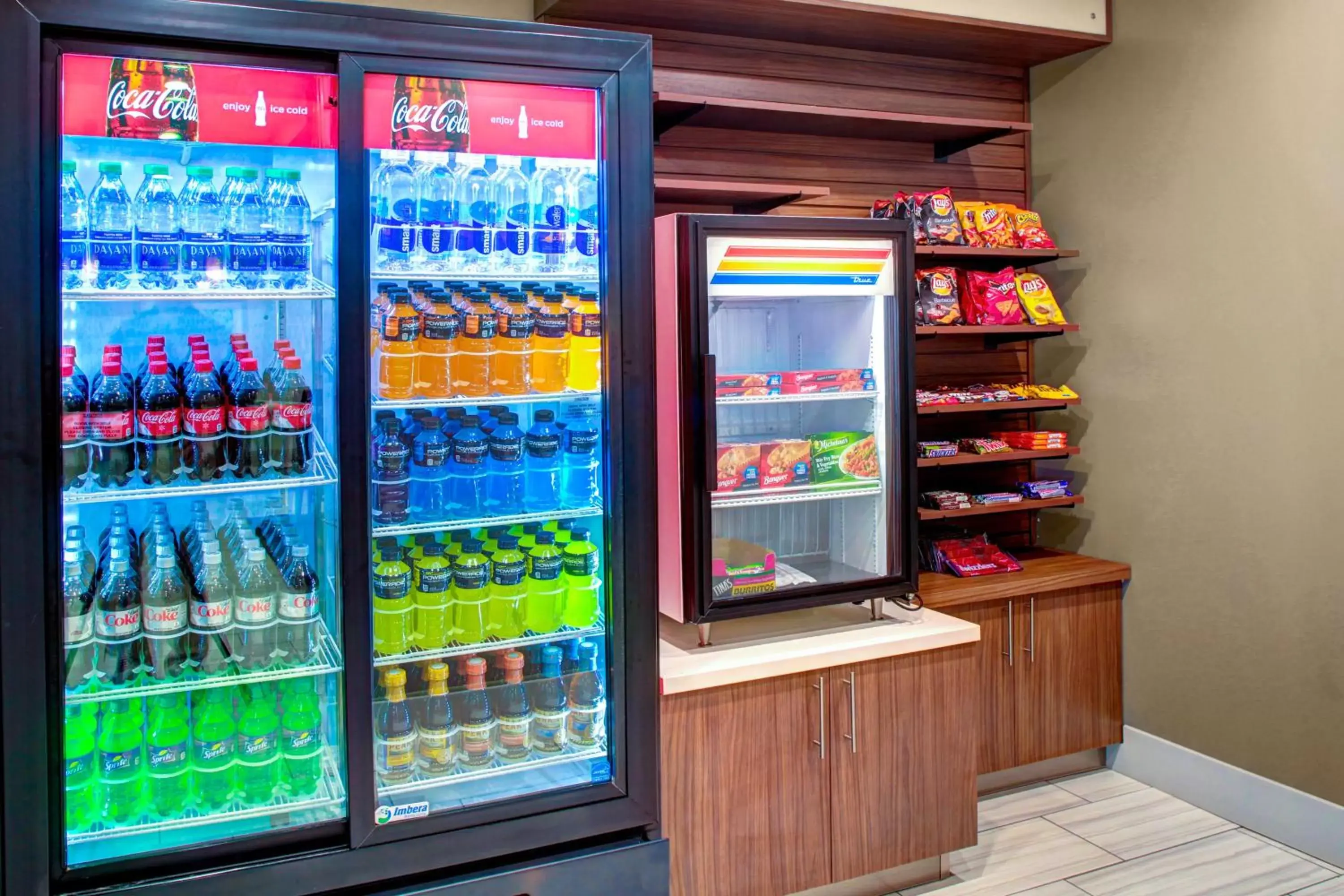 Photo of the whole room, Supermarket/Shops in Holiday Inn Express & Suites Coldwater, an IHG Hotel