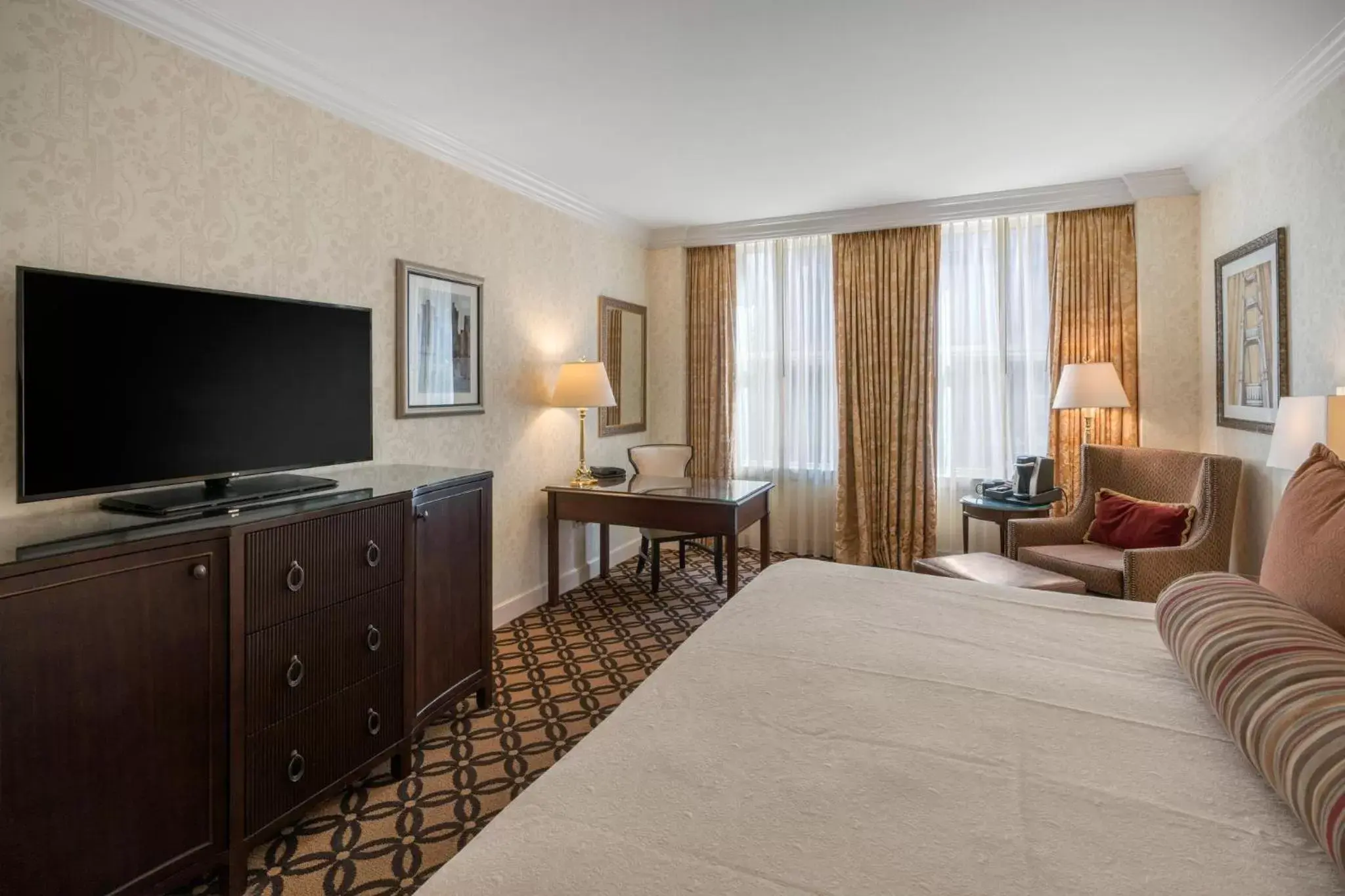 Photo of the whole room, TV/Entertainment Center in Omni San Francisco