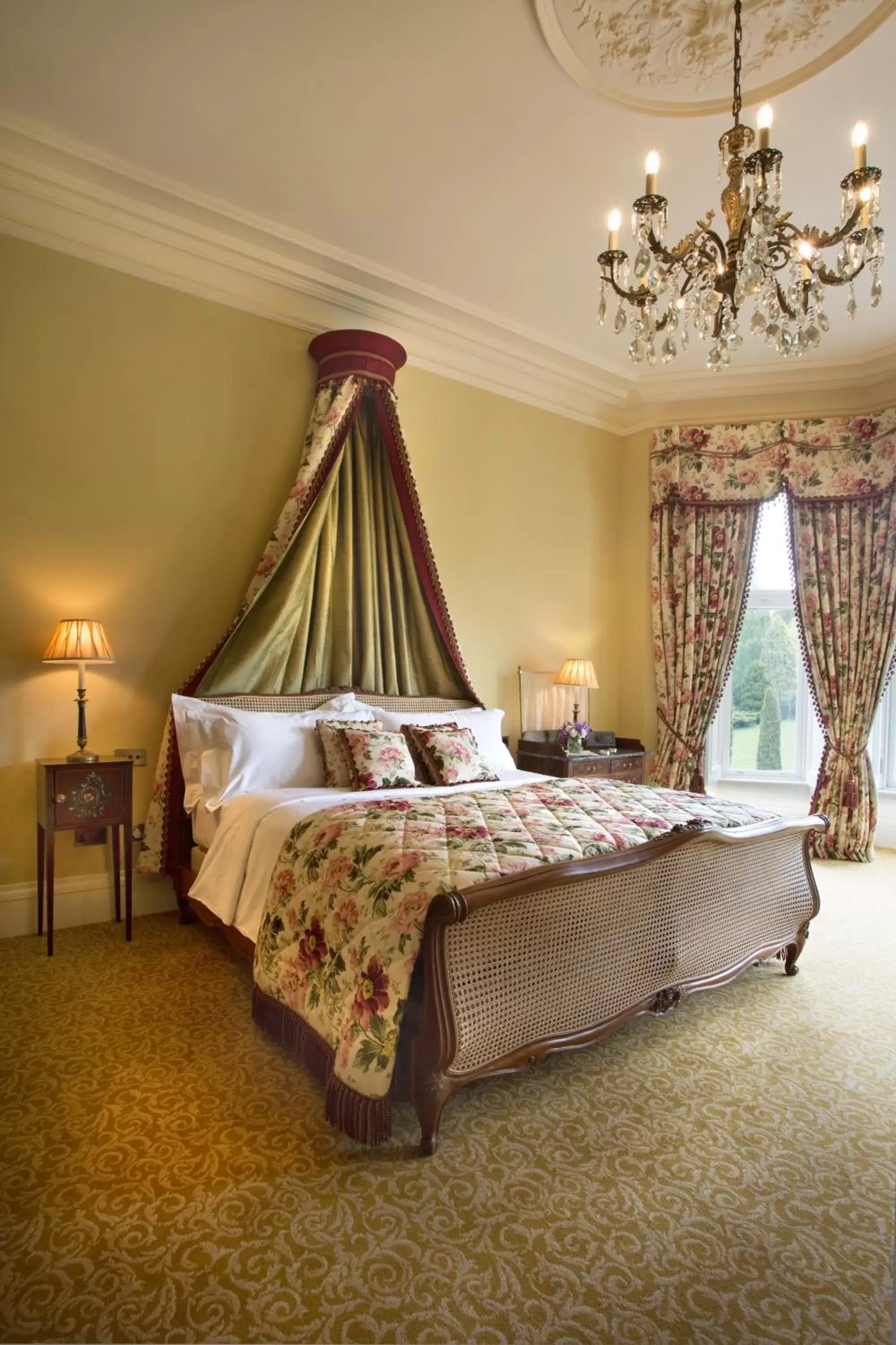 Photo of the whole room, Bed in Crossbasket Castle