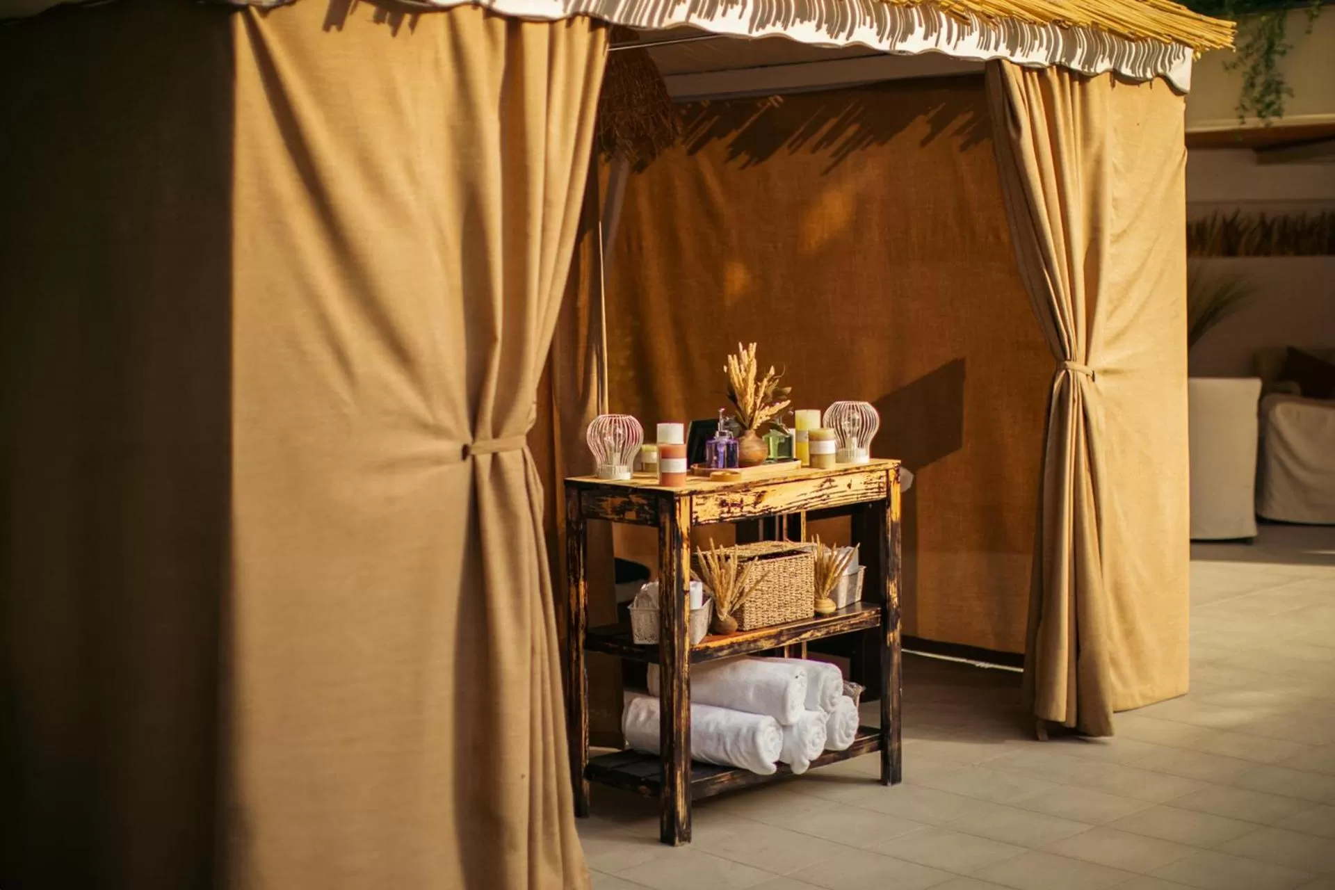 Swimming pool in Best Western Plus Congress Hotel Yerevan