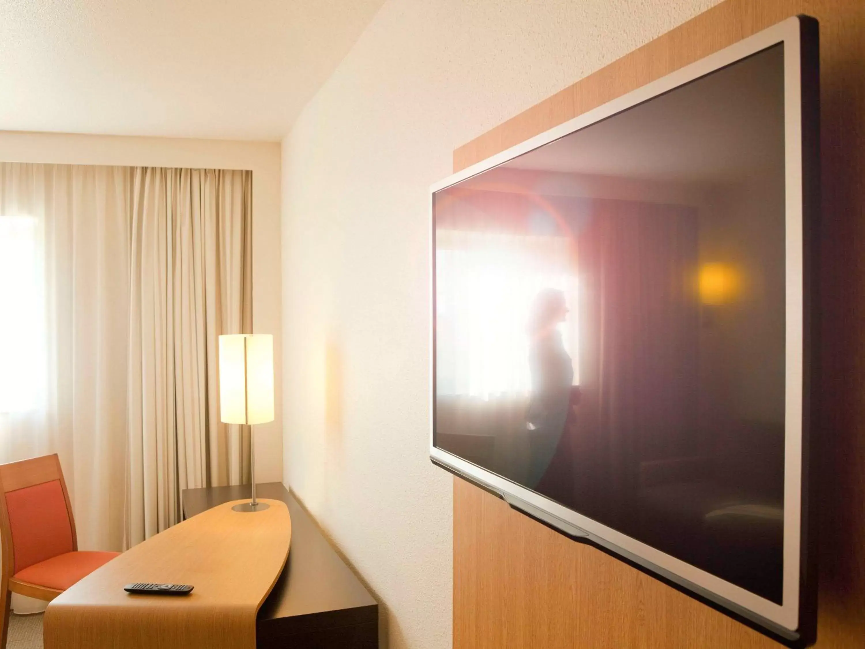 Bedroom, TV/Entertainment Center in Novotel Setubal