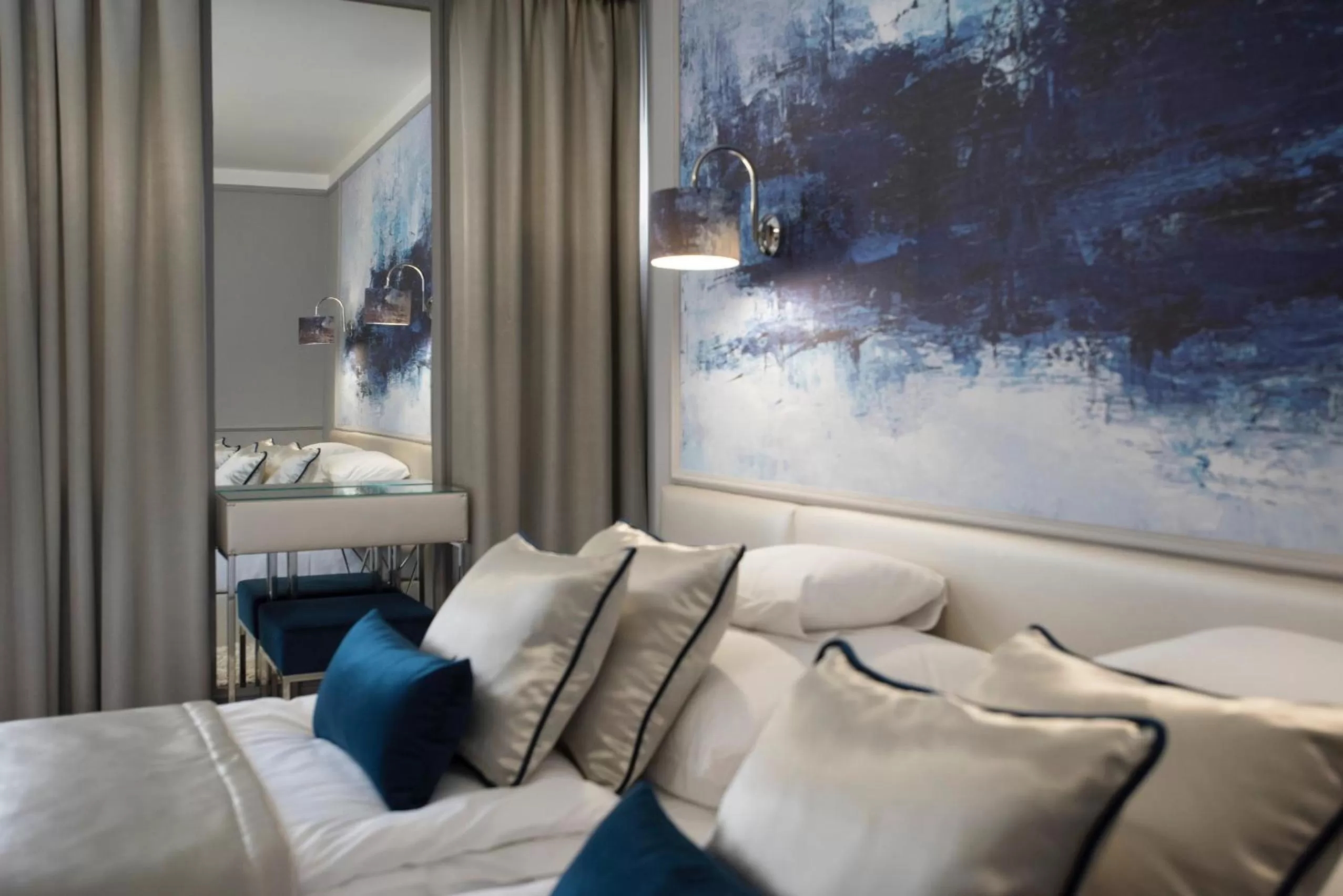 Bed, Seating Area in Boutique Hotel Center