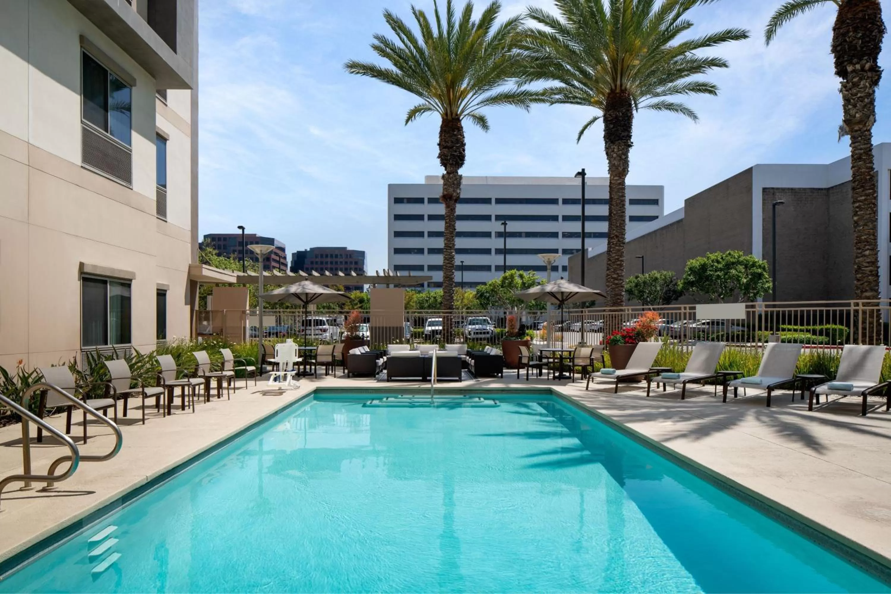 Swimming pool in Courtyard by Marriott Santa Ana Orange County