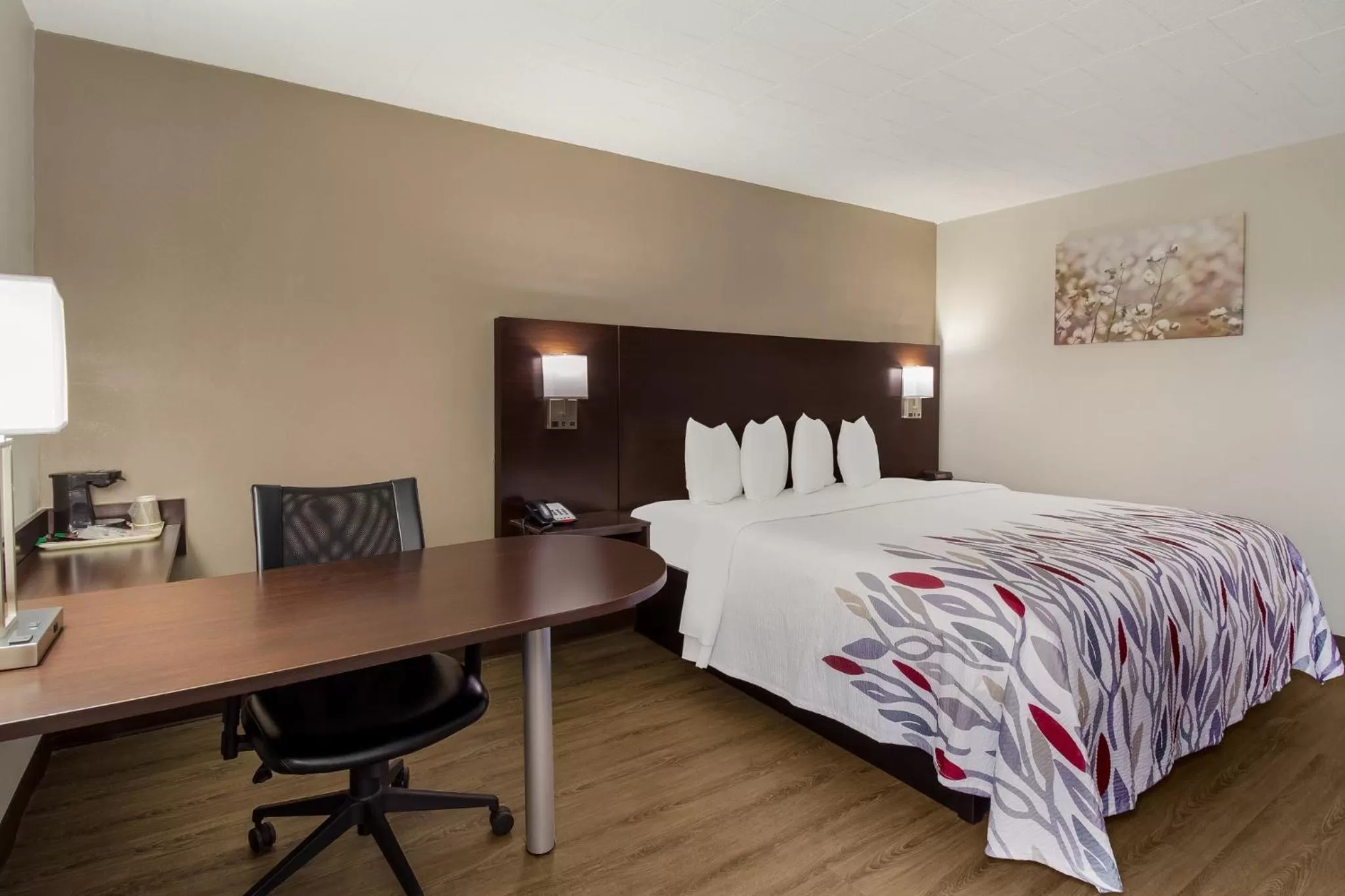 Photo of the whole room, Bed in Red Roof Inn New Stanton