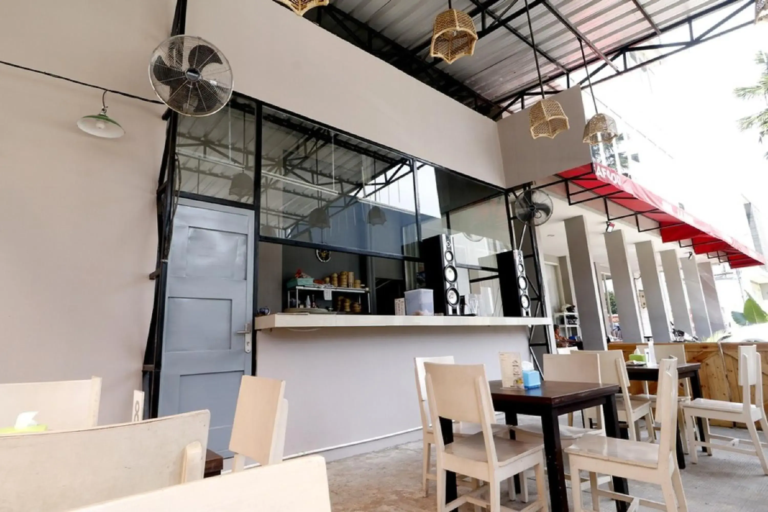 Restaurant/Places to Eat in RedDoorz Plus @ Kapuk Business Park